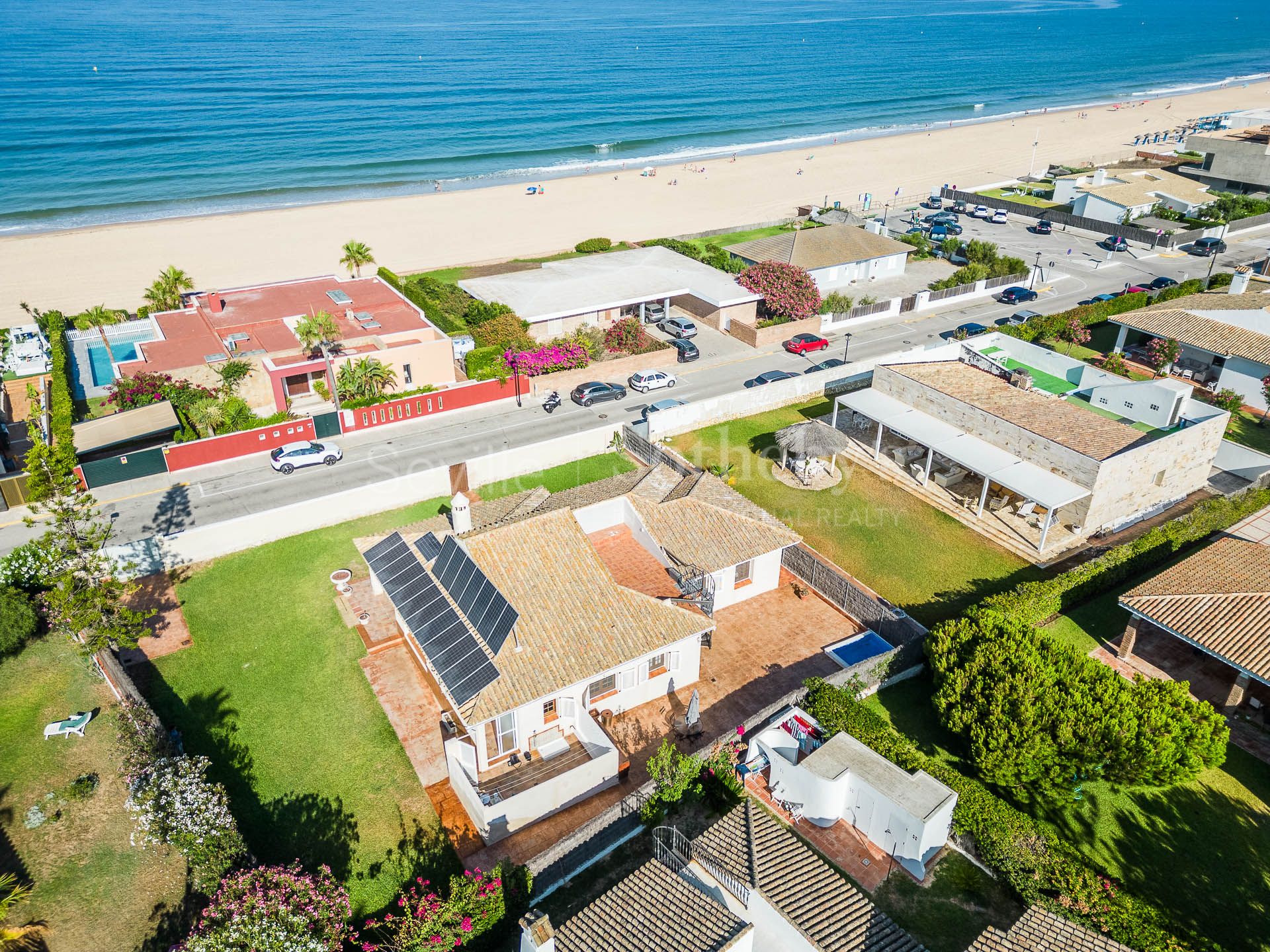 Chalet independiente con jardín a pocos pasos de la playa de Vistahermosa, Cádiz