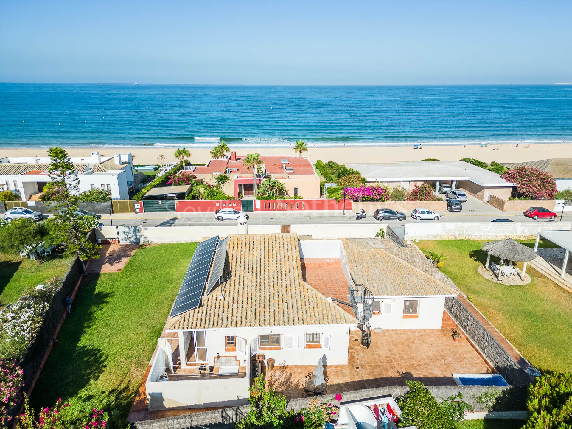 Chalet independiente con jardín a pocos pasos de la playa de Vistahermosa, Cádiz