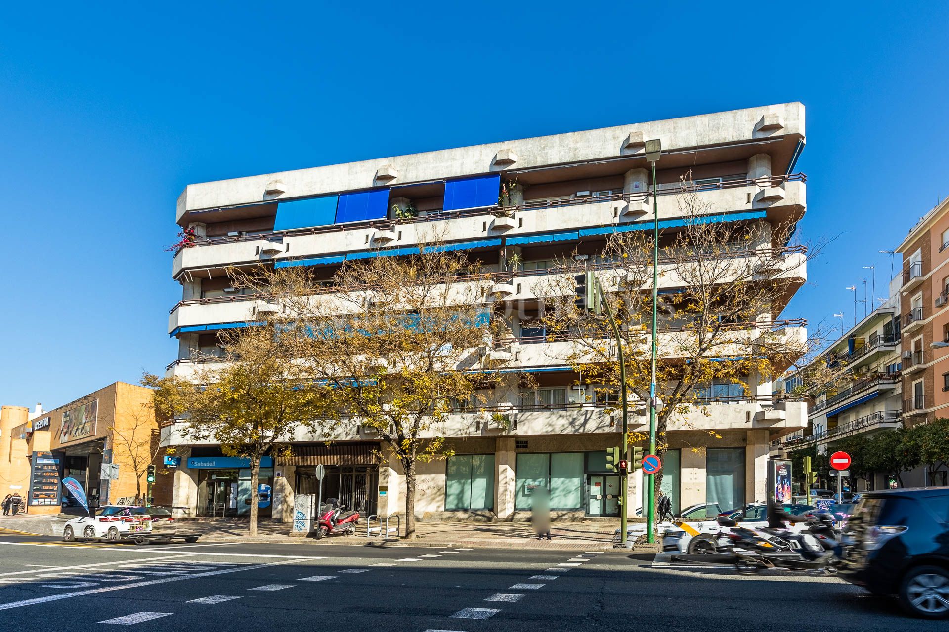 Bright 5-bedroom flat in an outstanding building in Seville