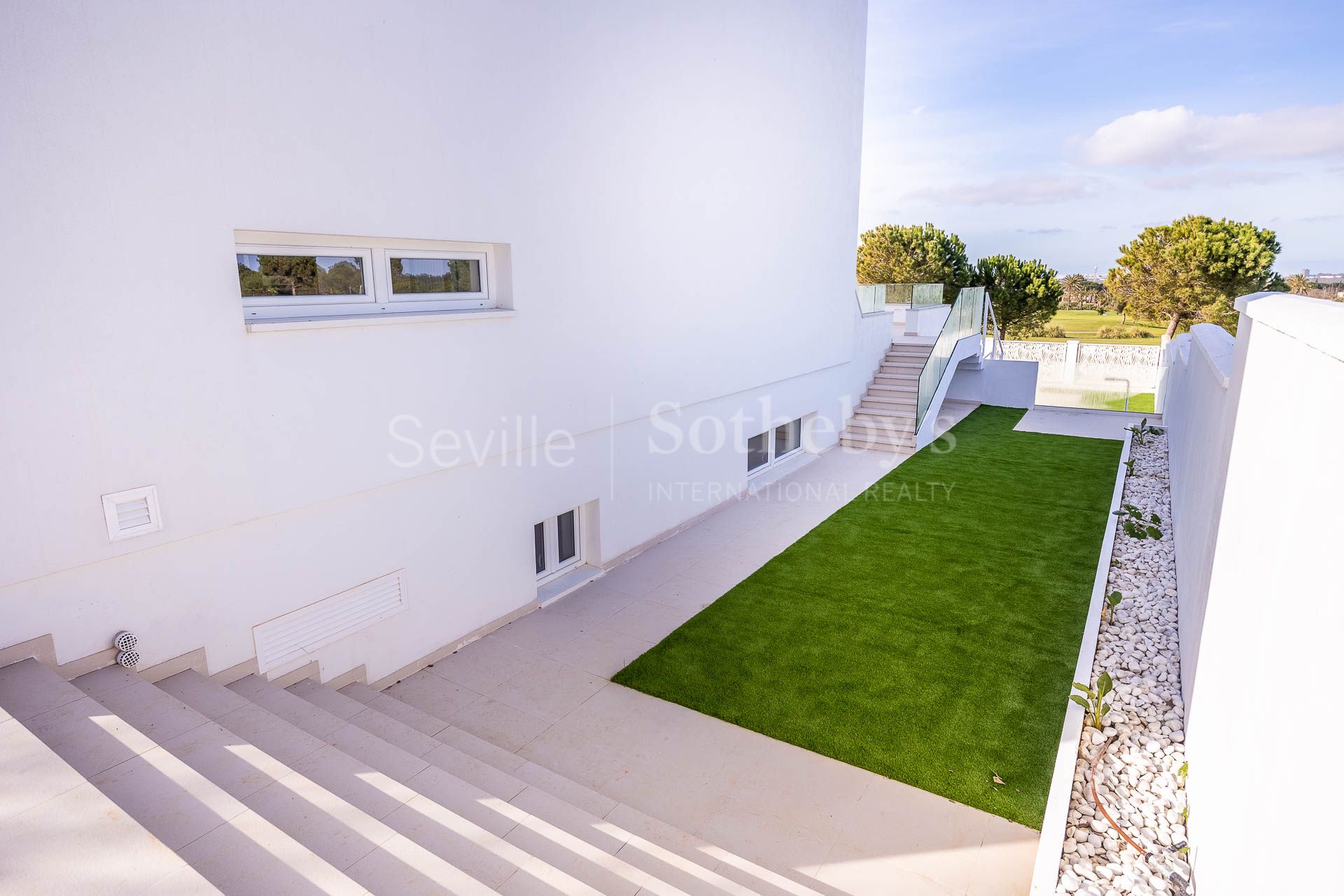 Moderna villa independiente, a estrenar, en primera línea de Villanueva Golf Resort, Cádiz