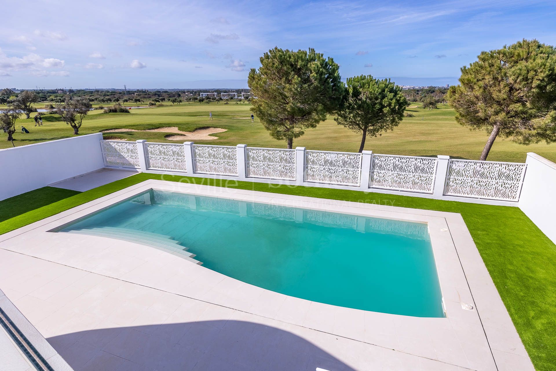 Moderna villa independiente, a estrenar, en primera línea de Villanueva Golf Resort