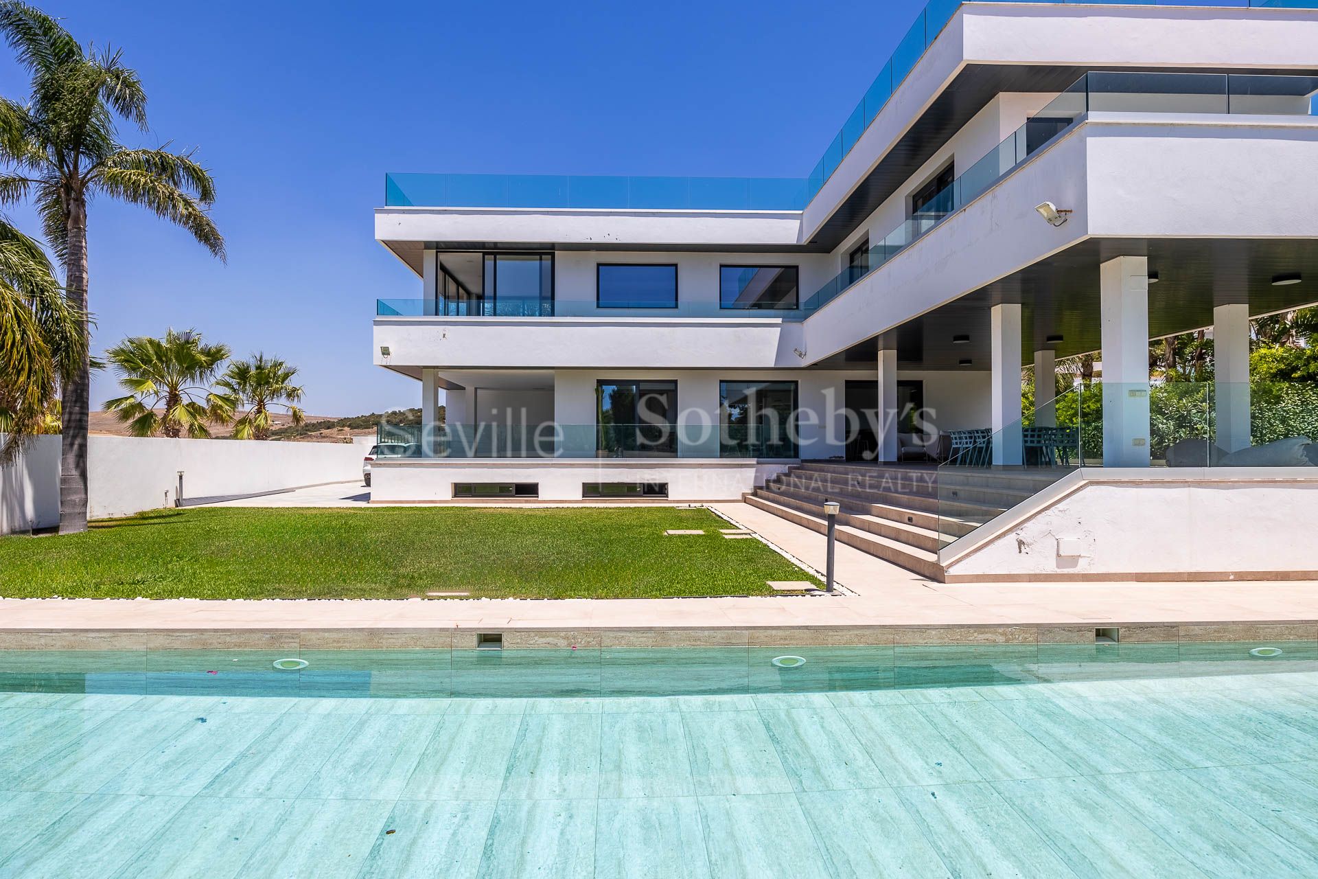 Villa de reciente construcción y moderno diseño en Zahara de los atunes