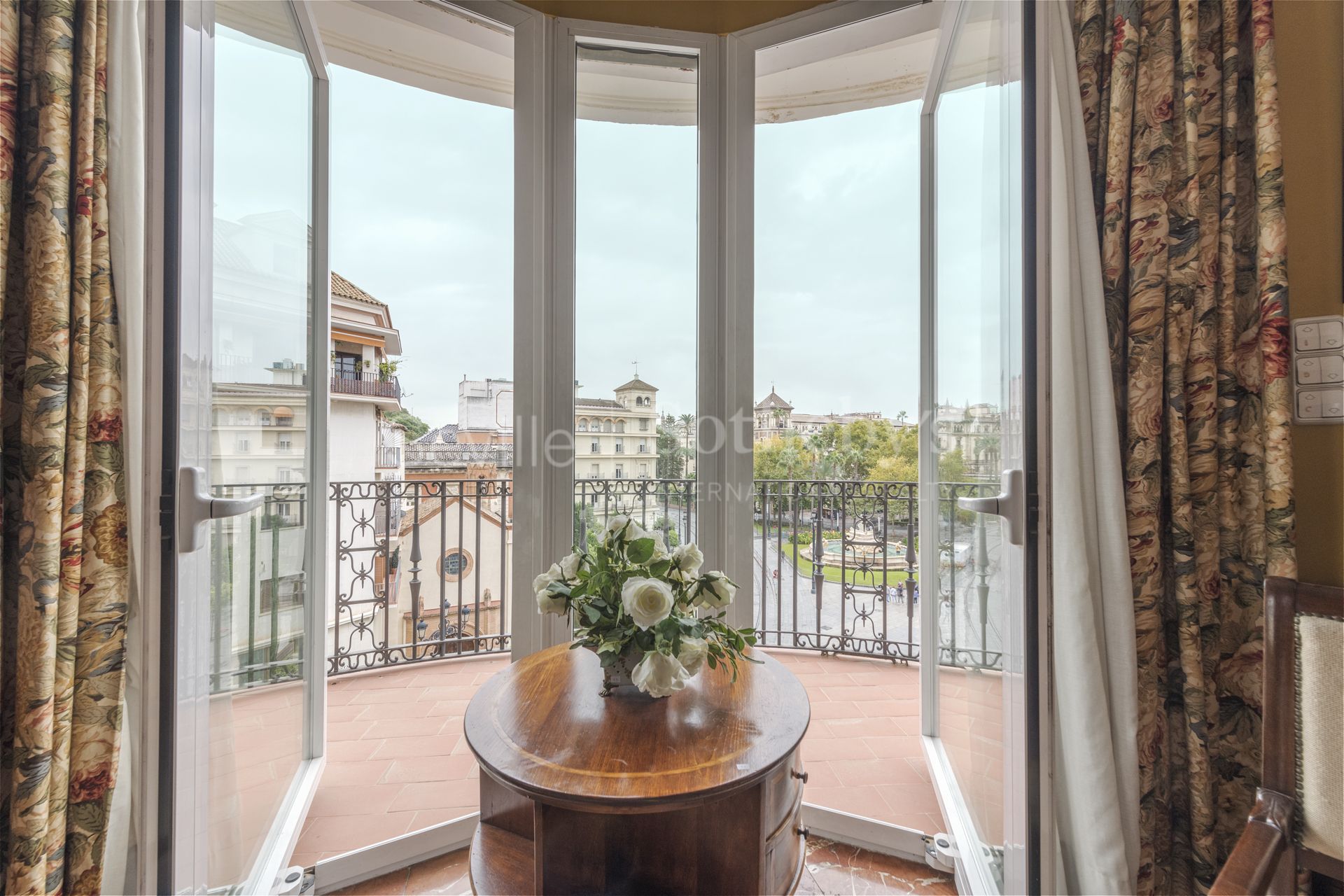 Exceptional Apartment in sought after area, next to the Cathedral.