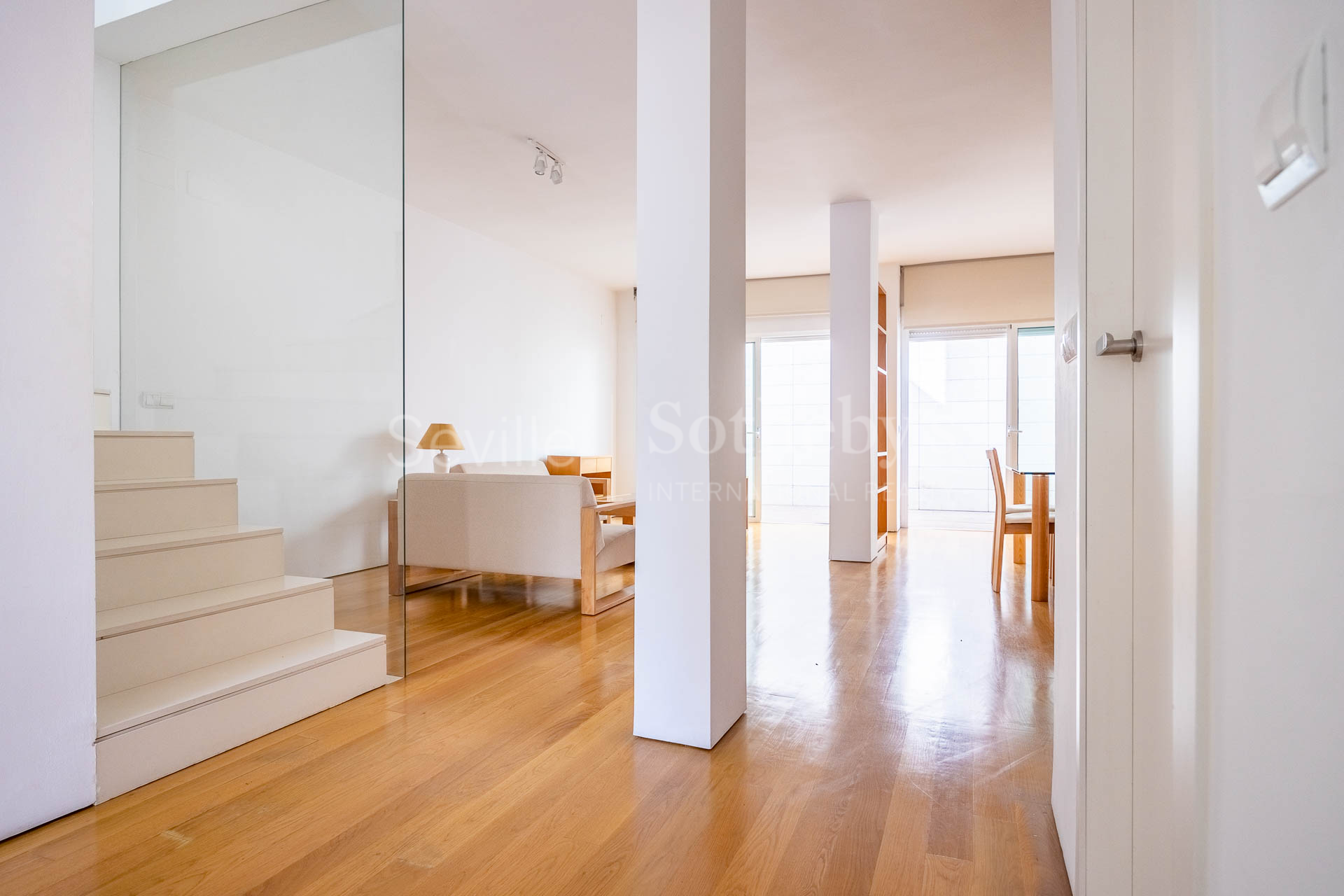 Luminosa y moderna casa en el exclusivo barrio de Bami.
