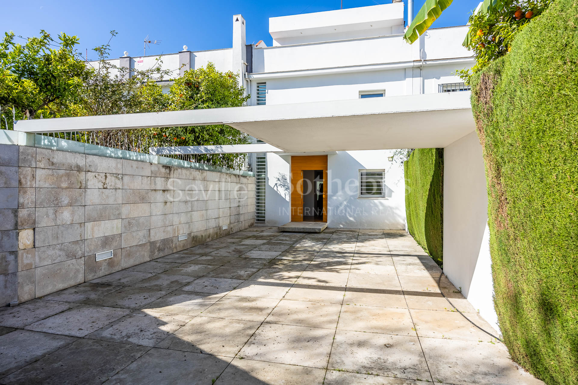 Luminosa y moderna casa en el exclusivo barrio de Bami.