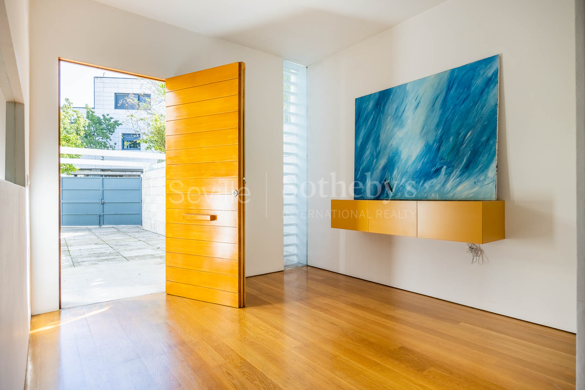 Luminosa y moderna casa en el exclusivo barrio de Bami.