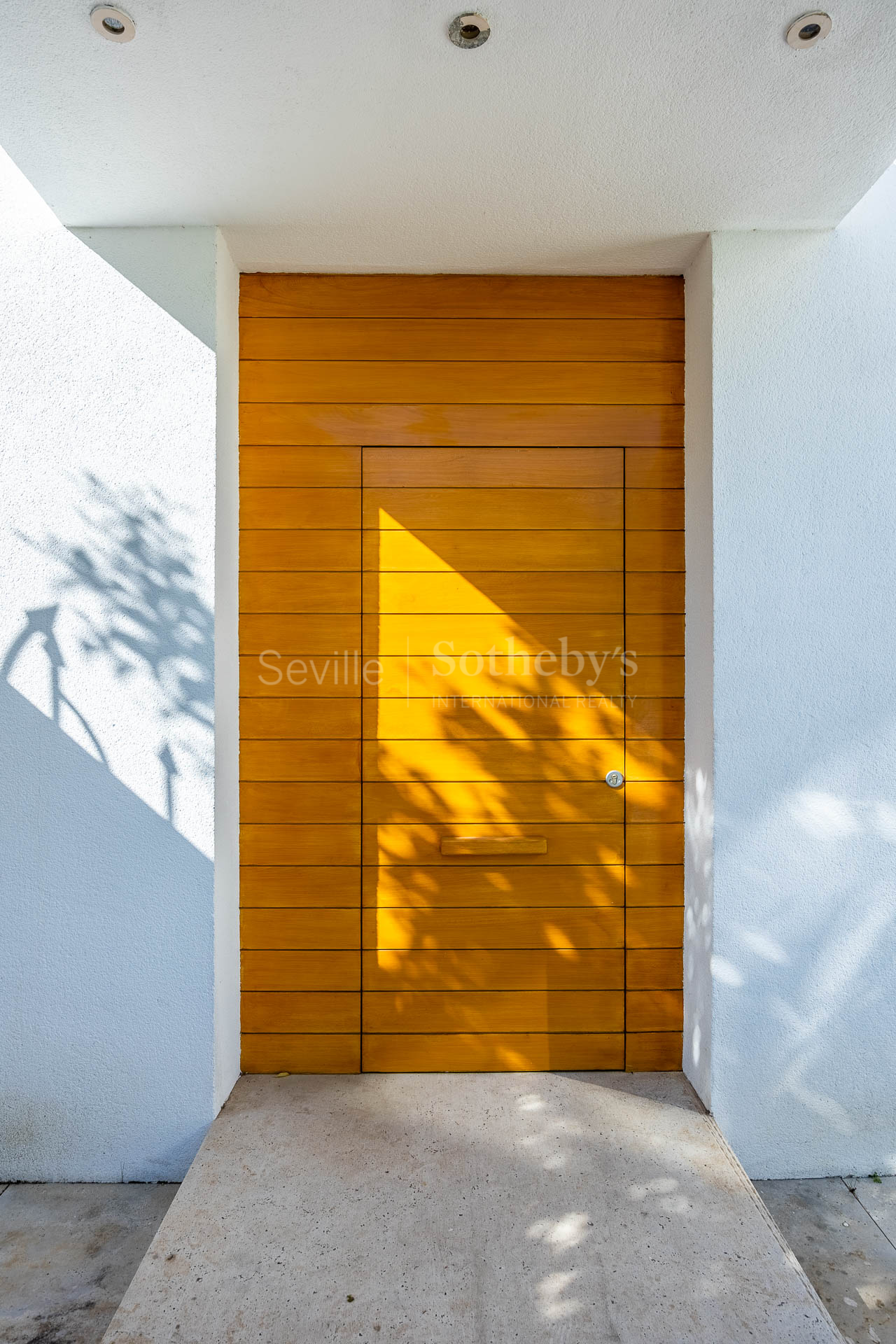Luminosa y moderna casa en el exclusivo barrio de Bami.