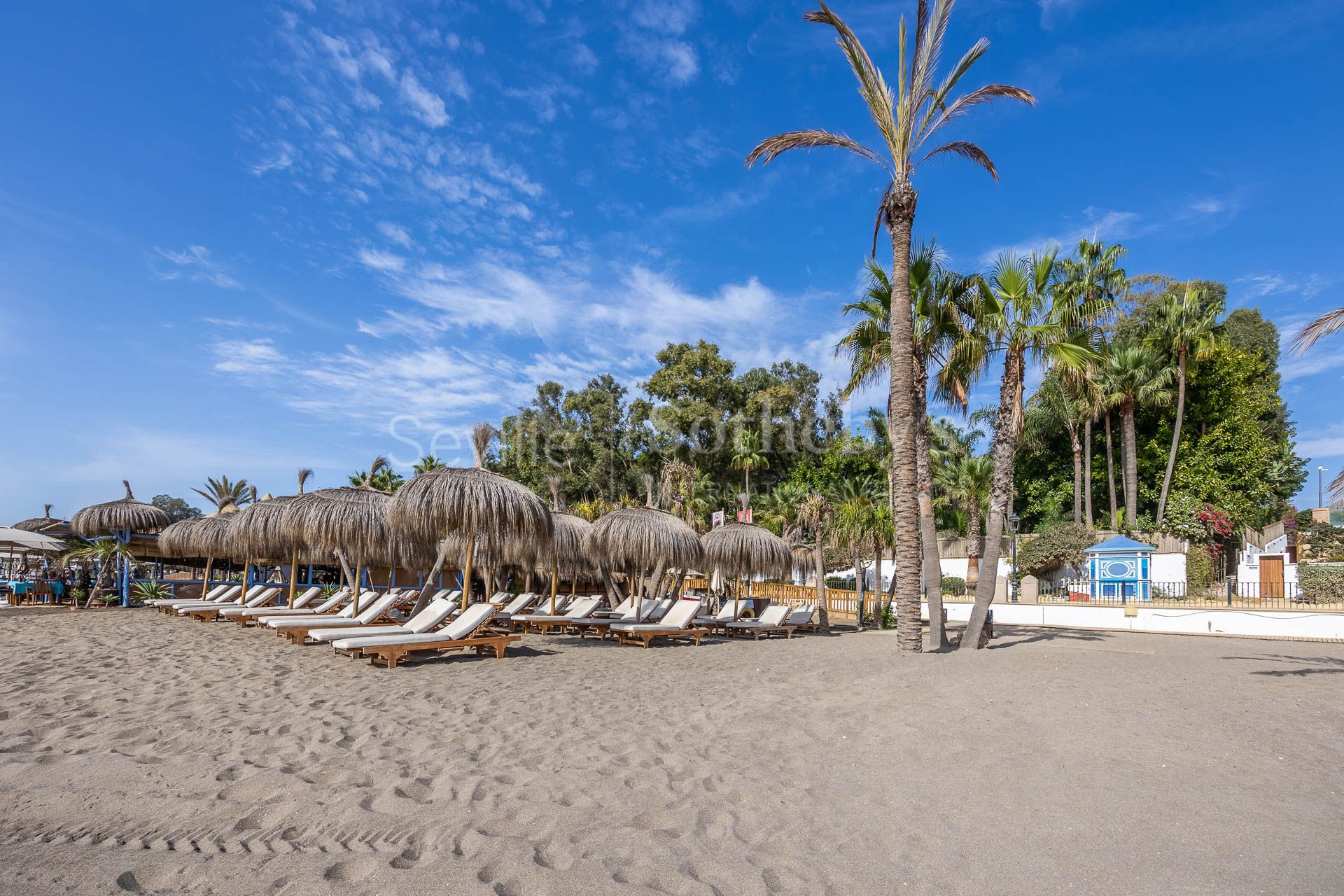 Mansión en primera linea de playa en La Milla de Oro de Marbella con casa de invitados