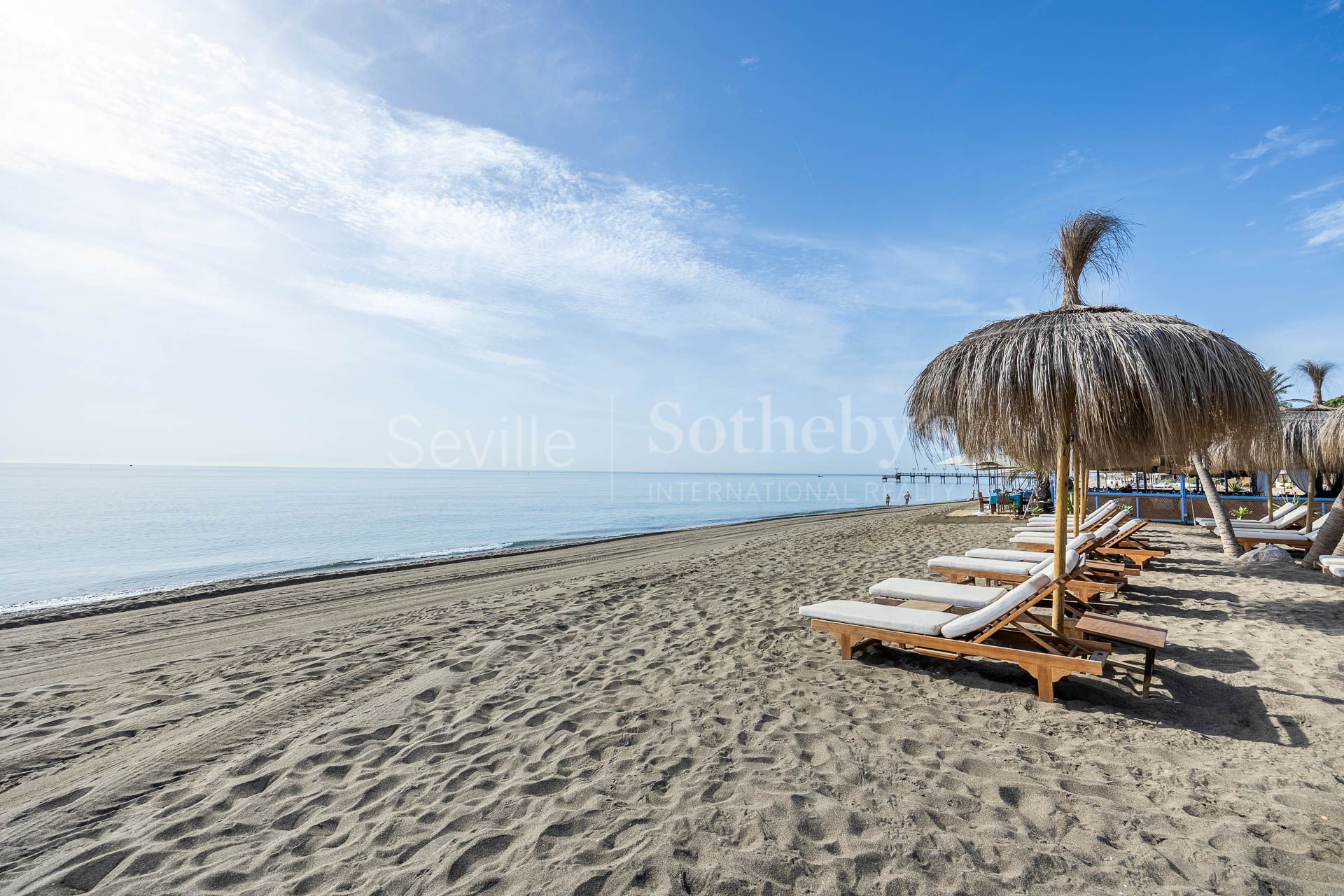 Seafront mansion on Marbella's Golden Mile with guest house and direct access to the beach
