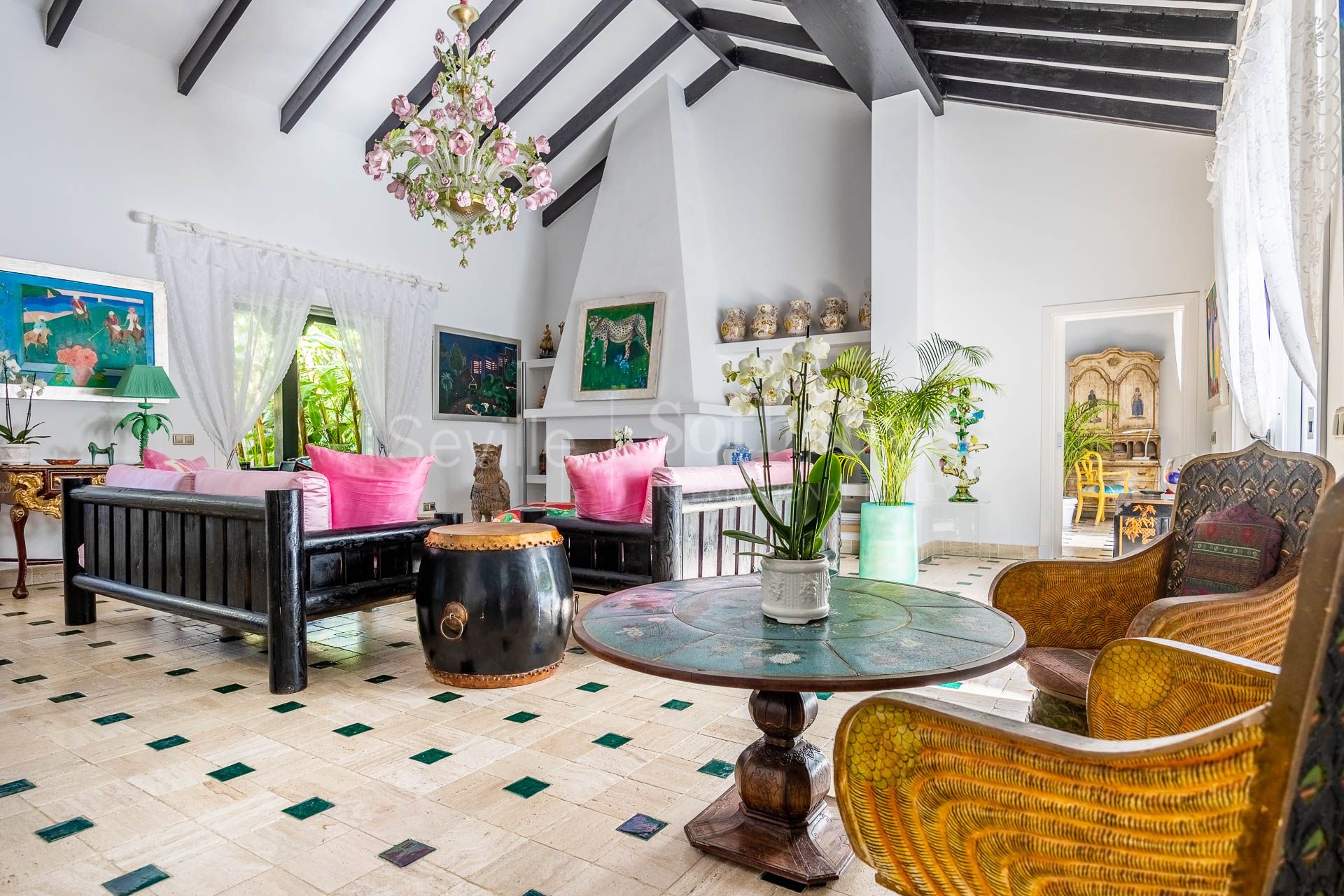 Seafront mansion on Marbella's Golden Mile with guest house and direct access to the beach