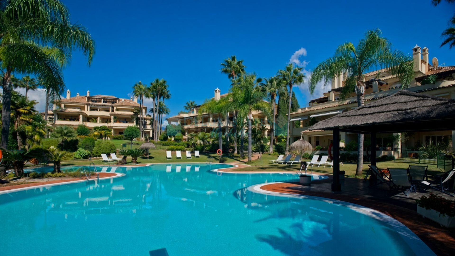 Penthouse for sale in Las Alamandas, Nueva Andalucia