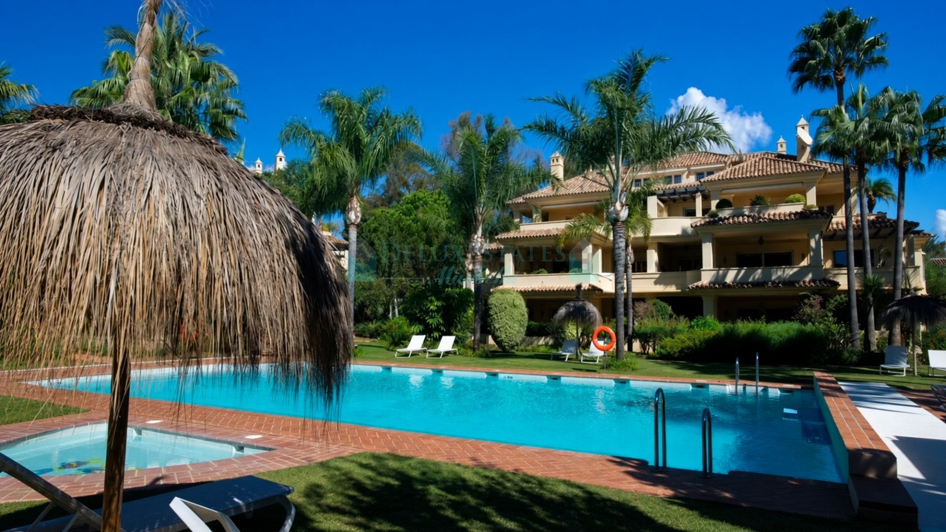 Penthouse for sale in Las Alamandas, Nueva Andalucia
