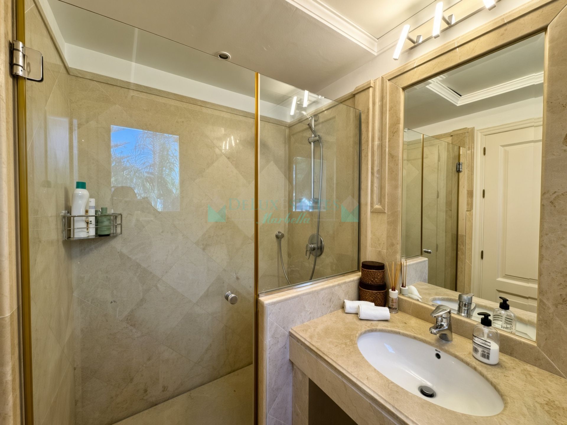 Penthouse for sale in Las Alamandas, Nueva Andalucia
