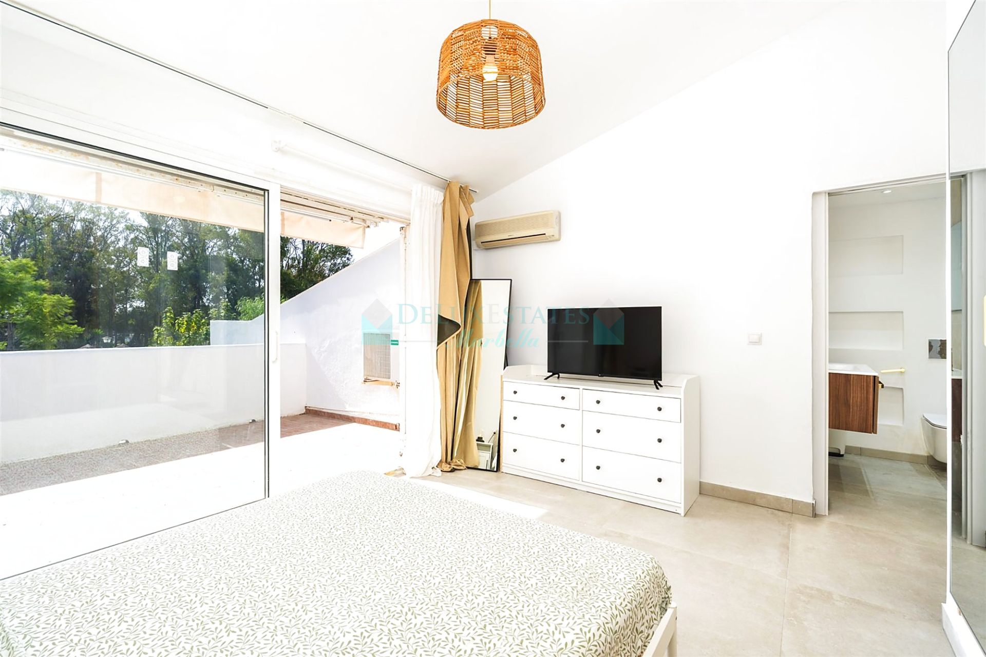 Town House for sale in Benamara, Estepona