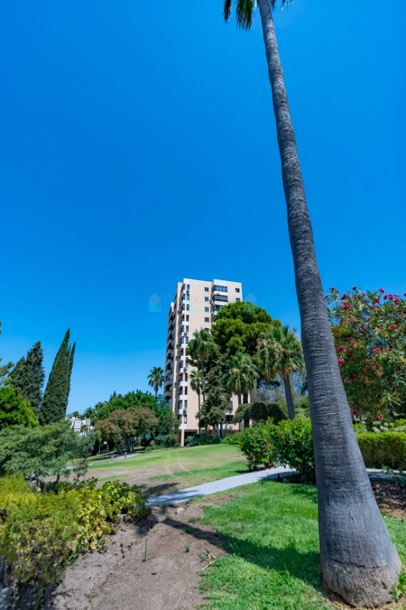 Apartment for sale in Torres de Aloha, Nueva Andalucia