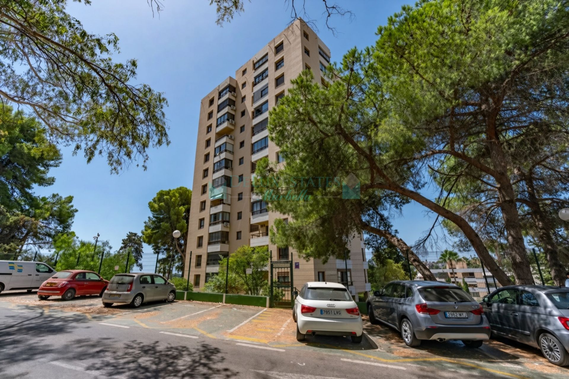 Apartment for sale in Torres de Aloha, Nueva Andalucia