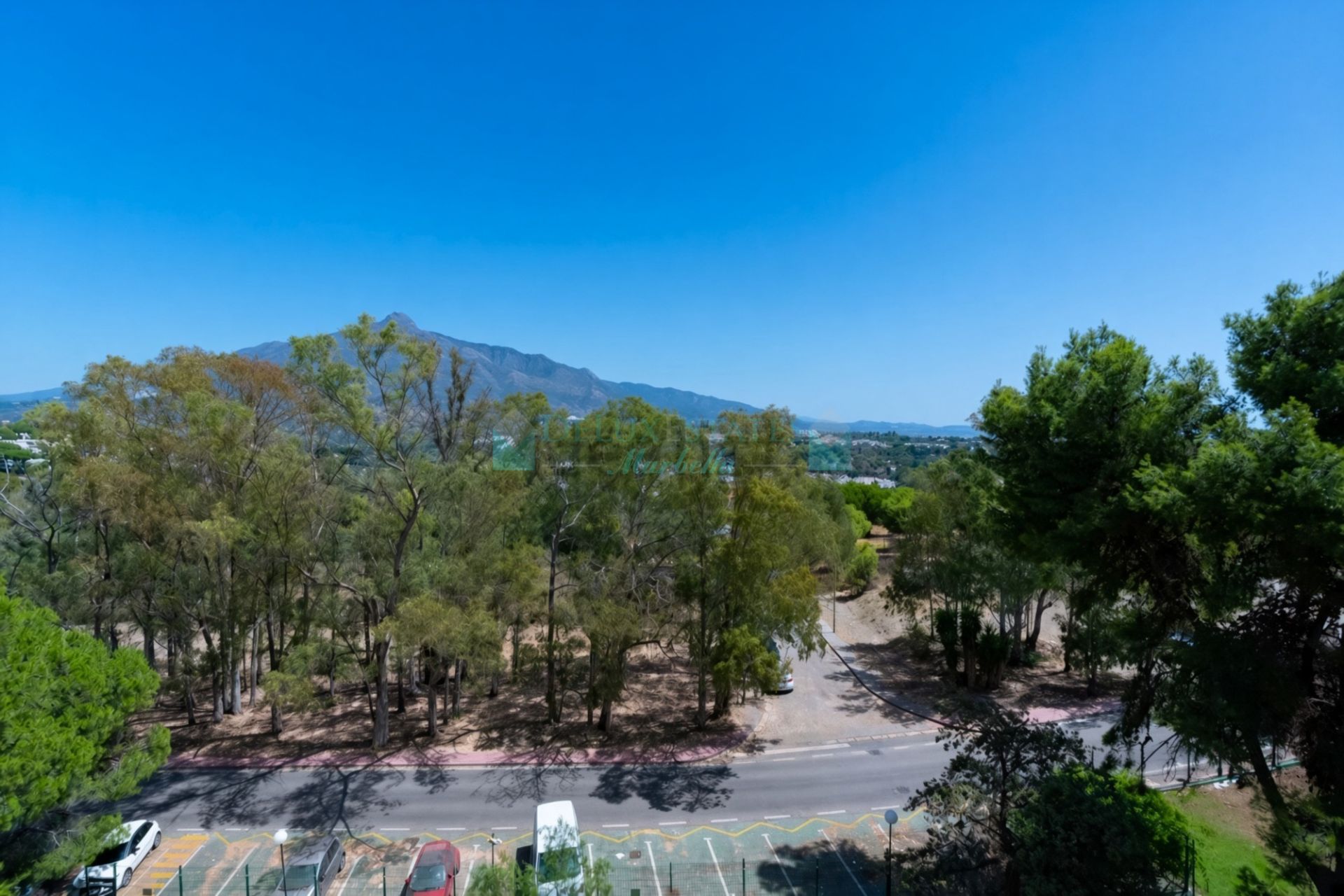 Apartment for sale in Torres de Aloha, Nueva Andalucia