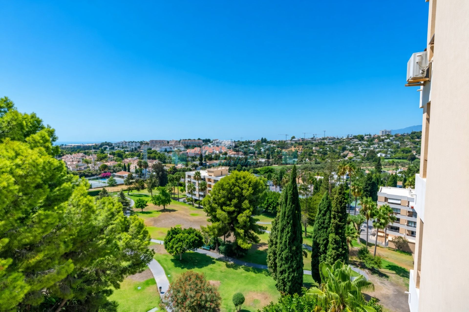 Apartment for sale in Torres de Aloha, Nueva Andalucia