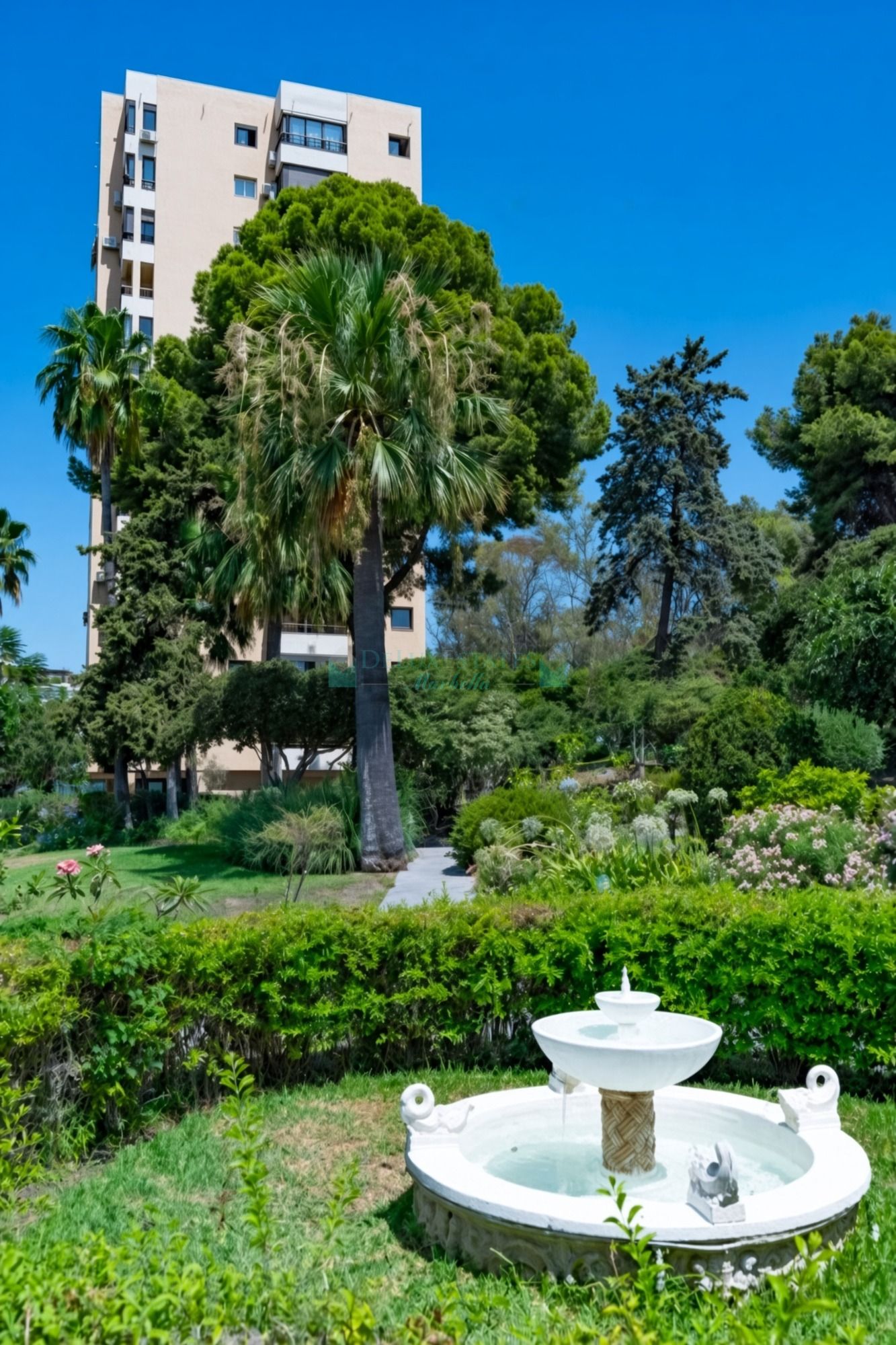 Apartment for sale in Torres de Aloha, Nueva Andalucia