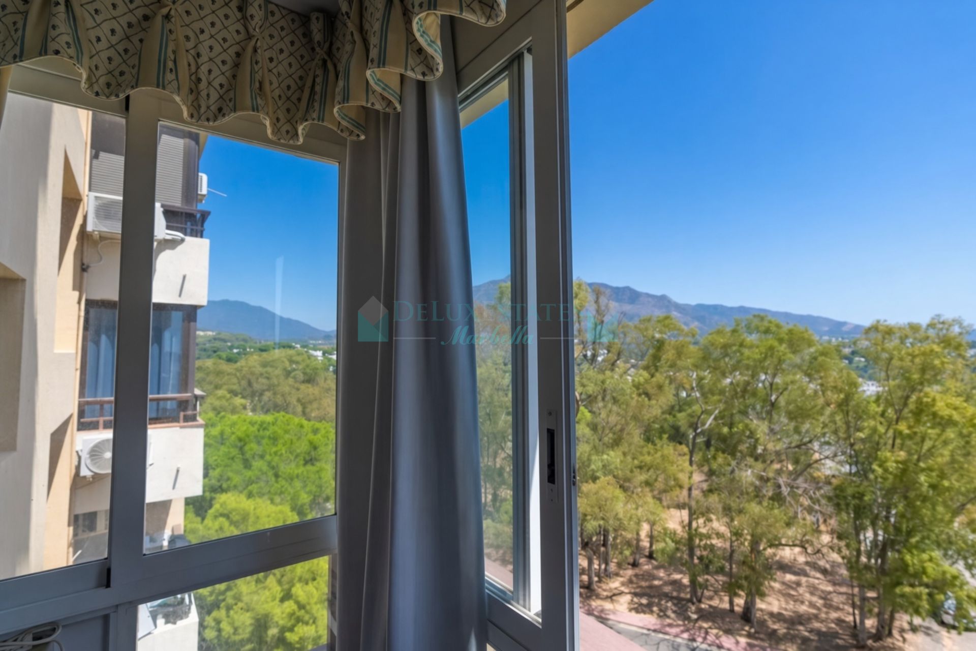 Apartment for sale in Torres de Aloha, Nueva Andalucia