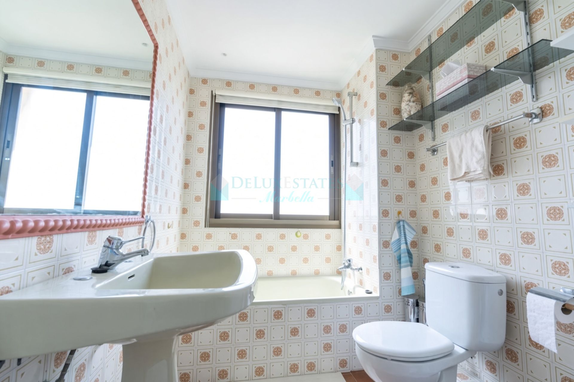 Apartment for sale in Torres de Aloha, Nueva Andalucia