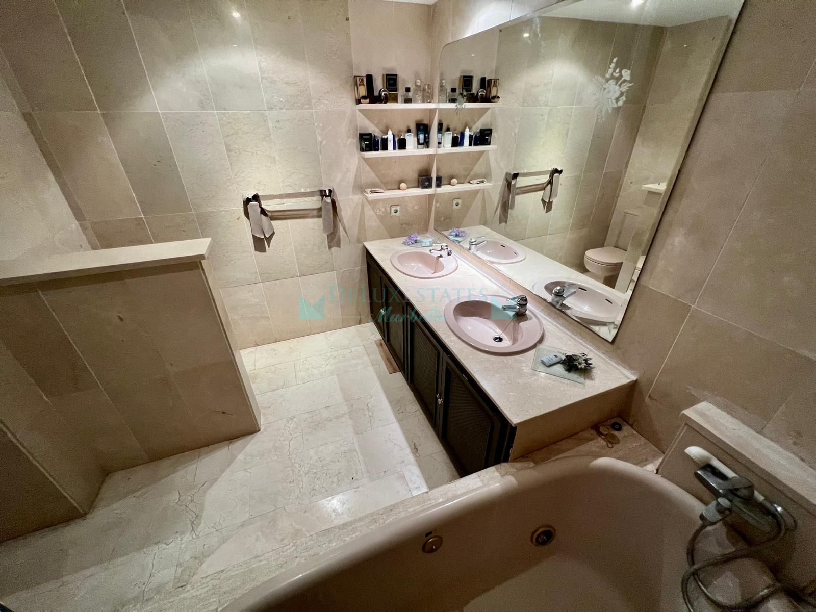 Town House for sale in La Quinta Golf, Benahavis