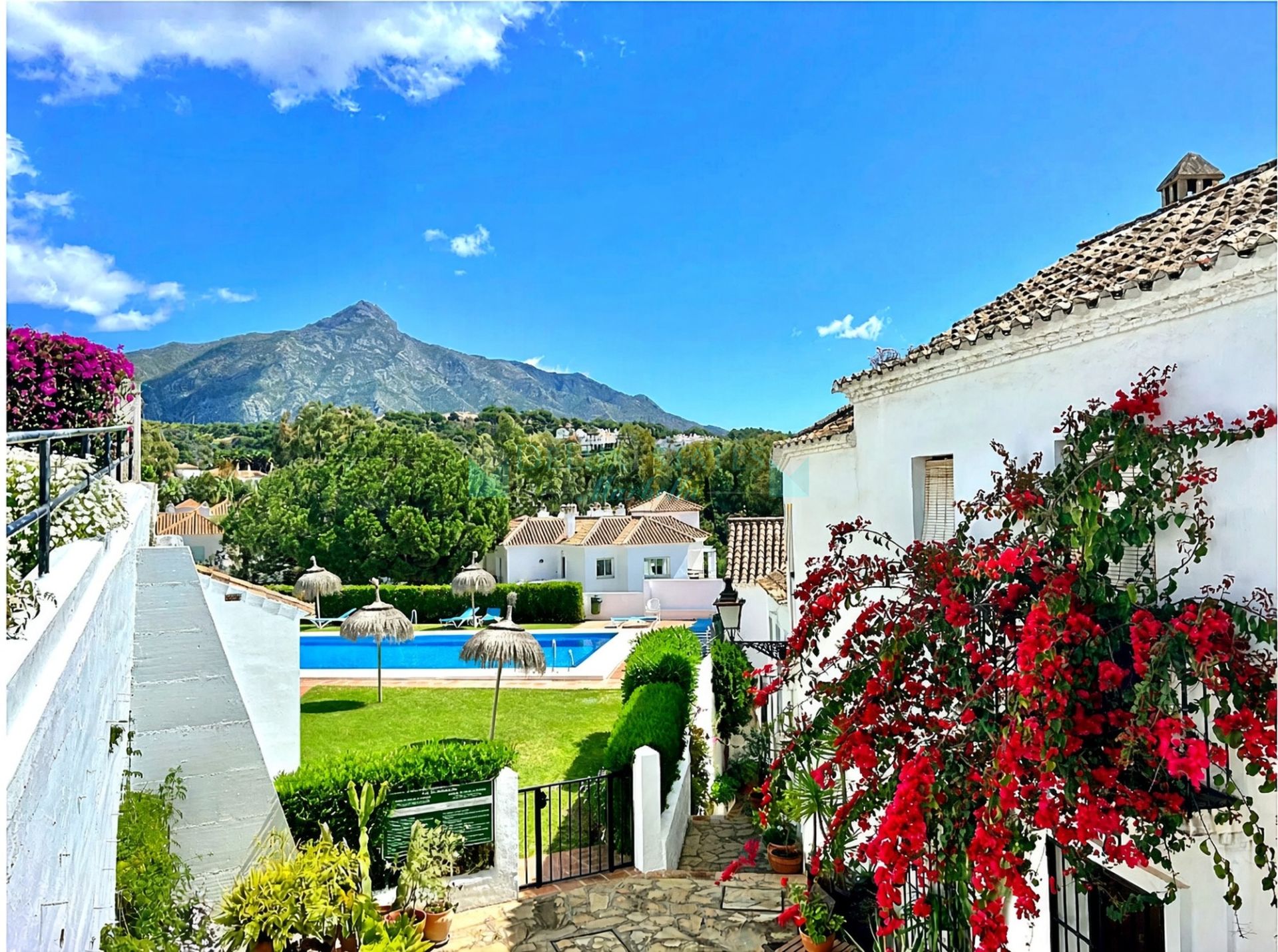 Town House for sale in El Naranjal, Nueva Andalucia