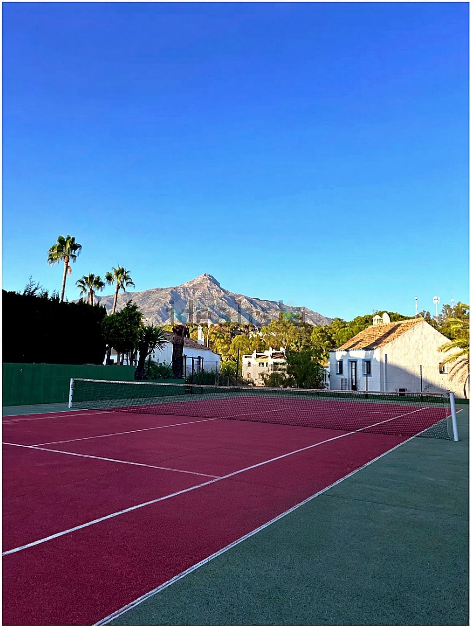 Town House for sale in El Naranjal, Nueva Andalucia