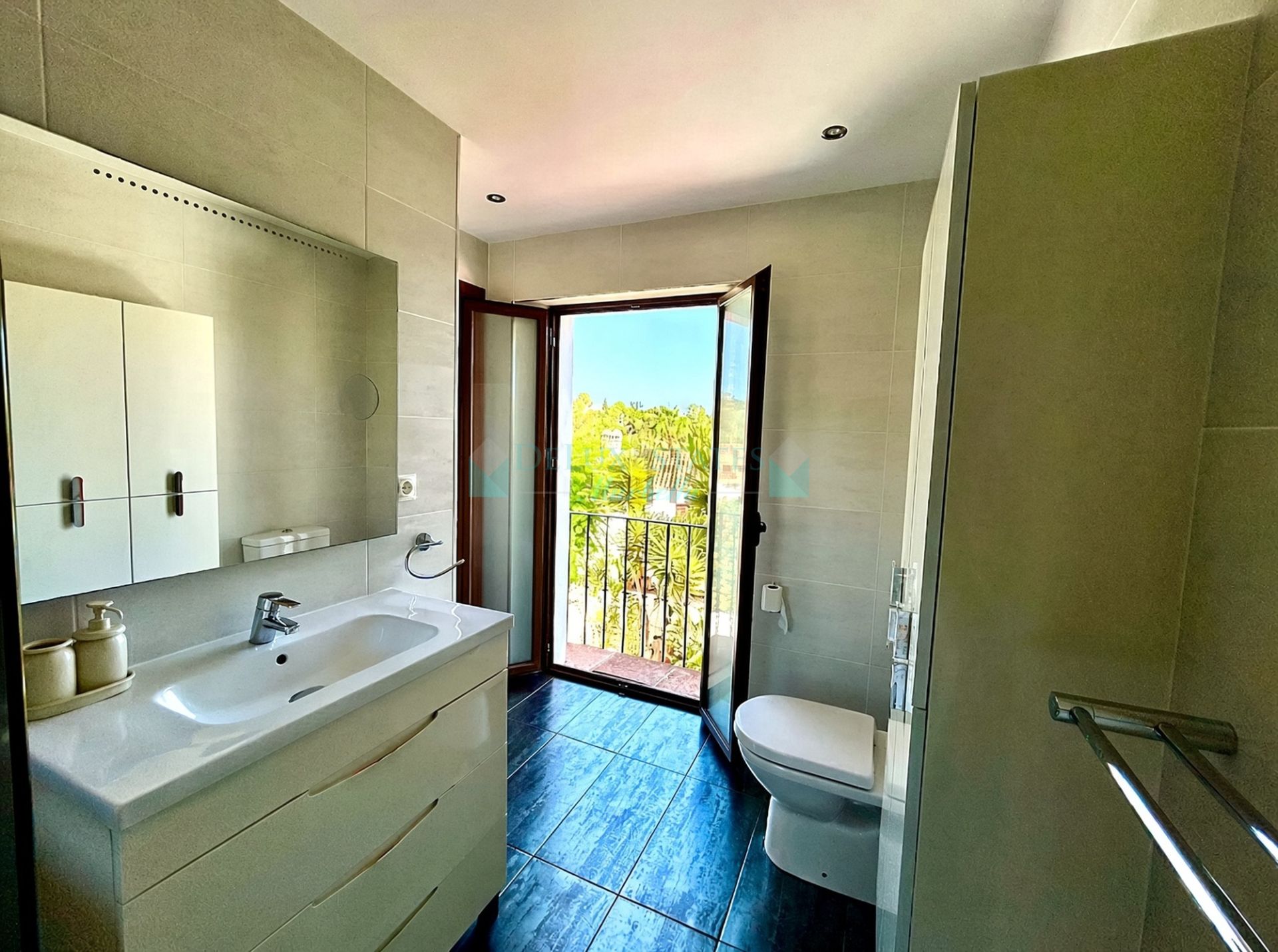 Town House for sale in El Naranjal, Nueva Andalucia