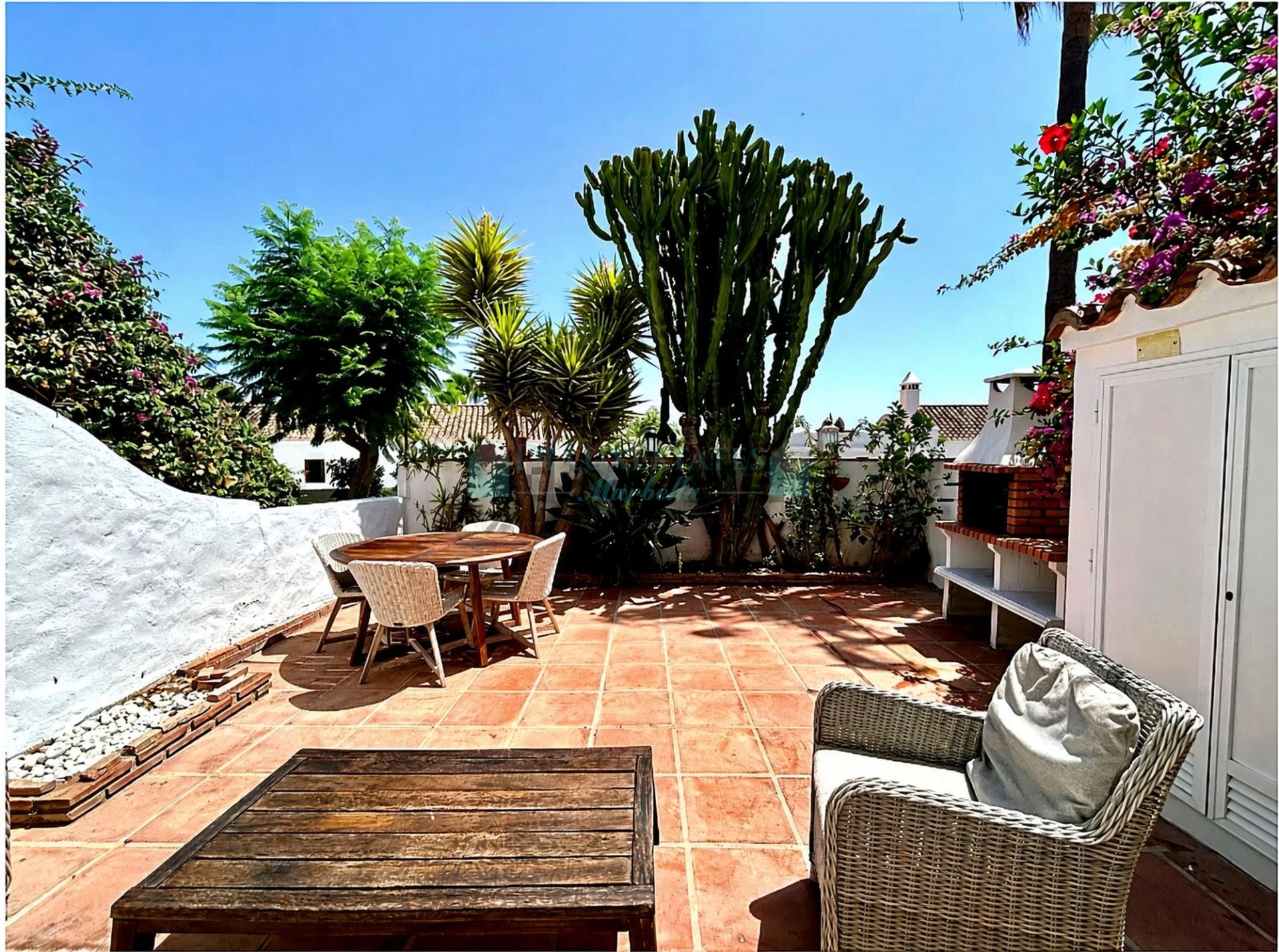 Town House for sale in El Naranjal, Nueva Andalucia