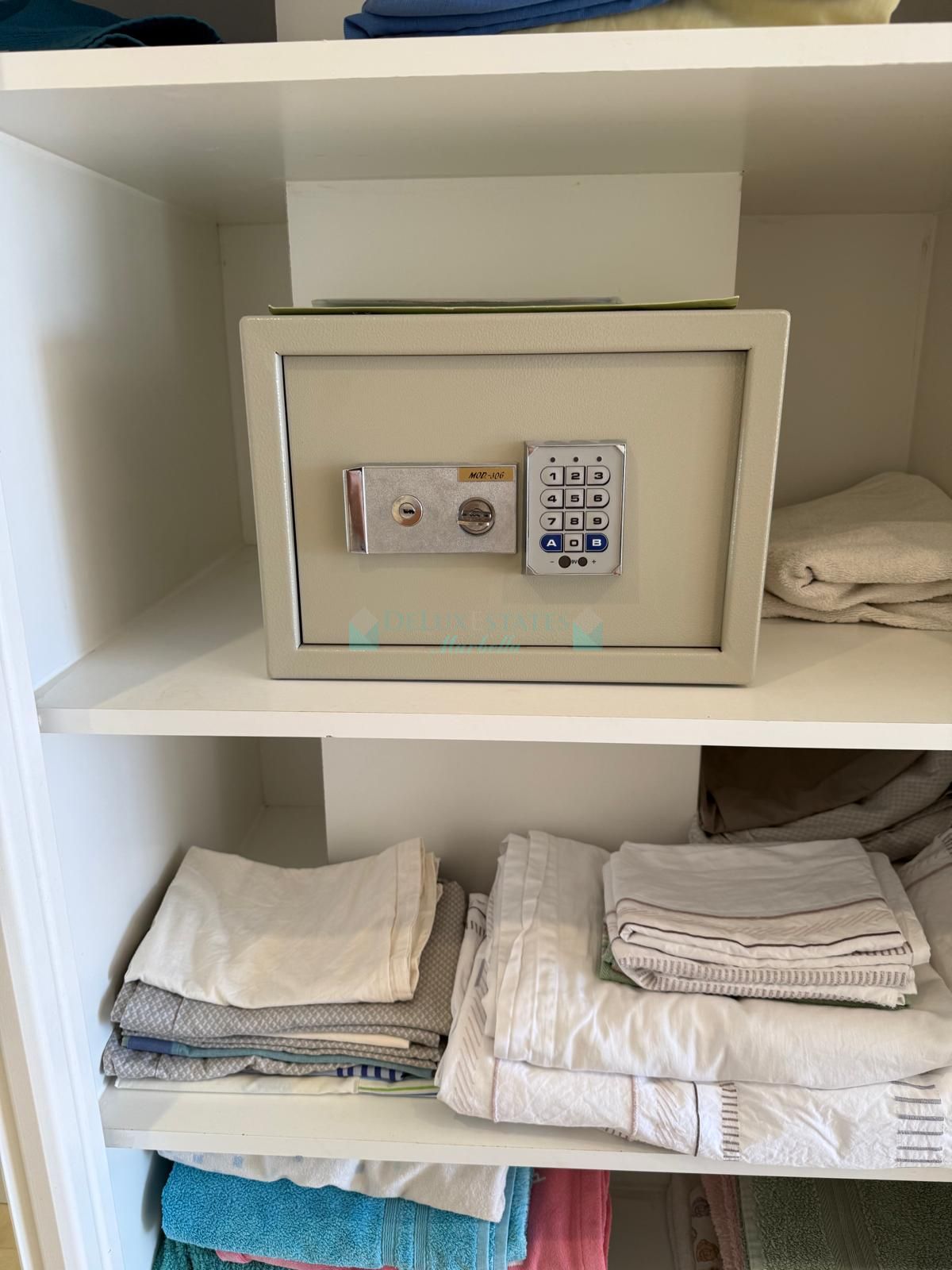 Penthouse for sale in Los Arqueros, Benahavis