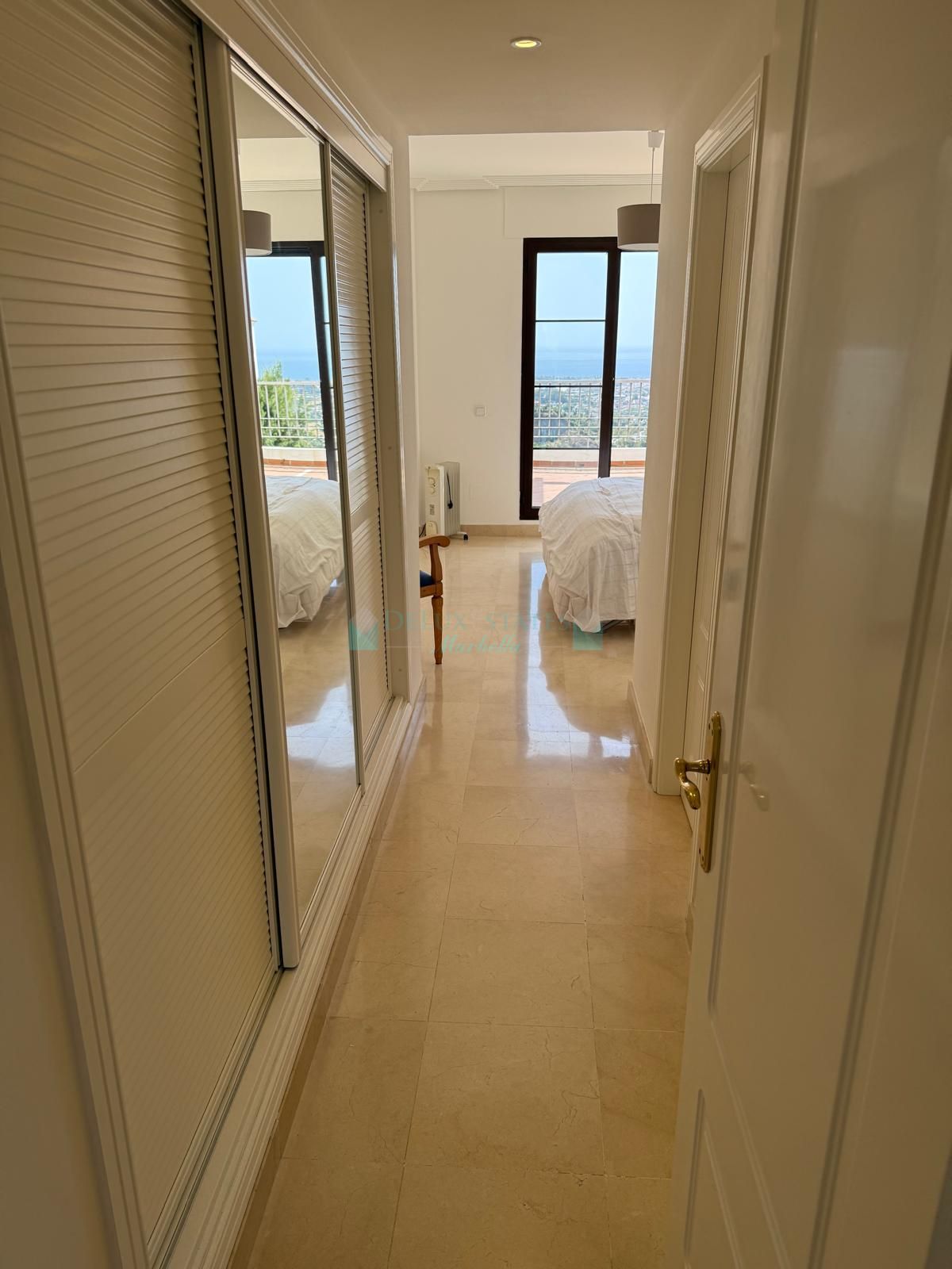 Penthouse for sale in Los Arqueros, Benahavis
