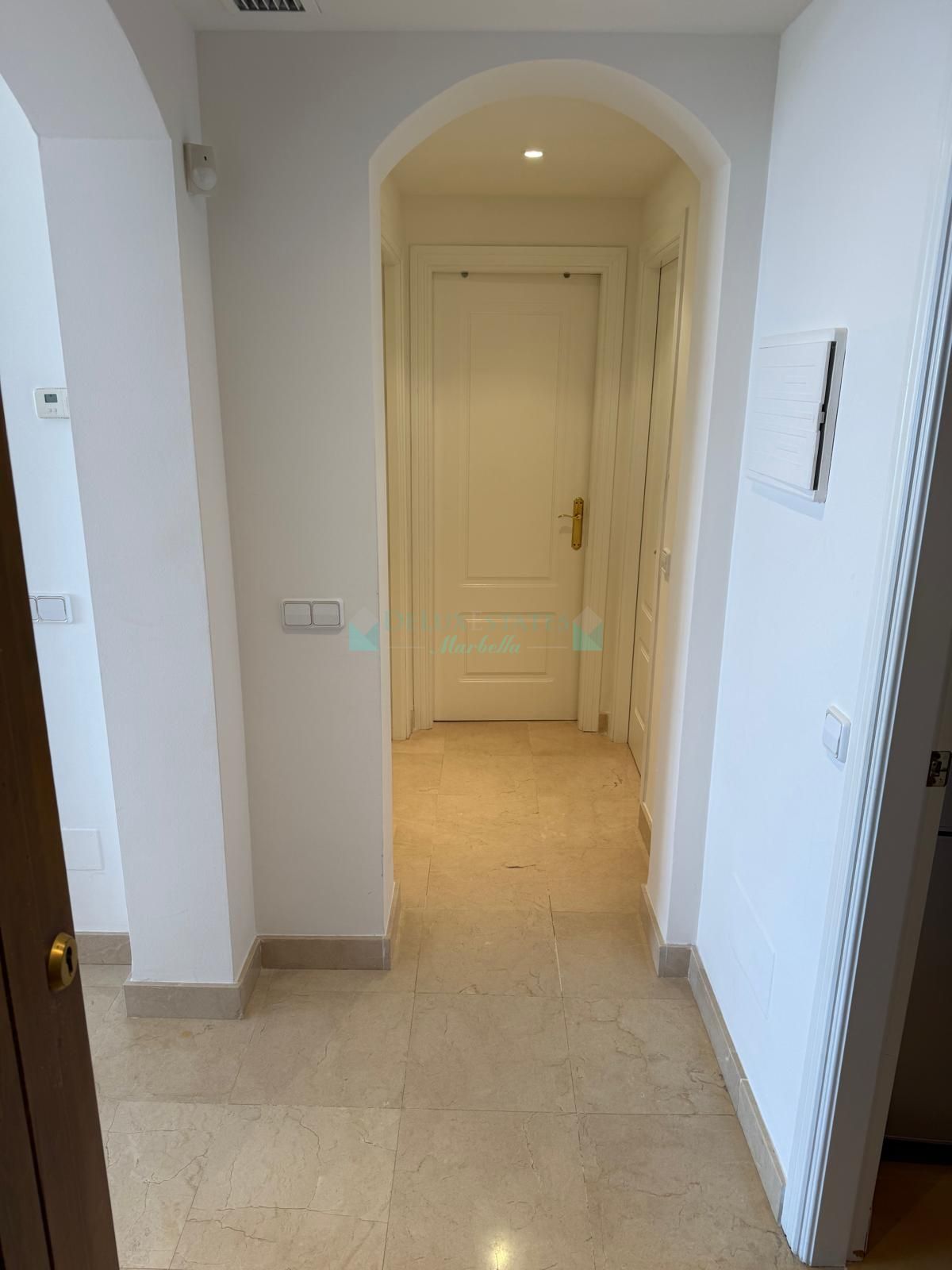 Penthouse for sale in Los Arqueros, Benahavis