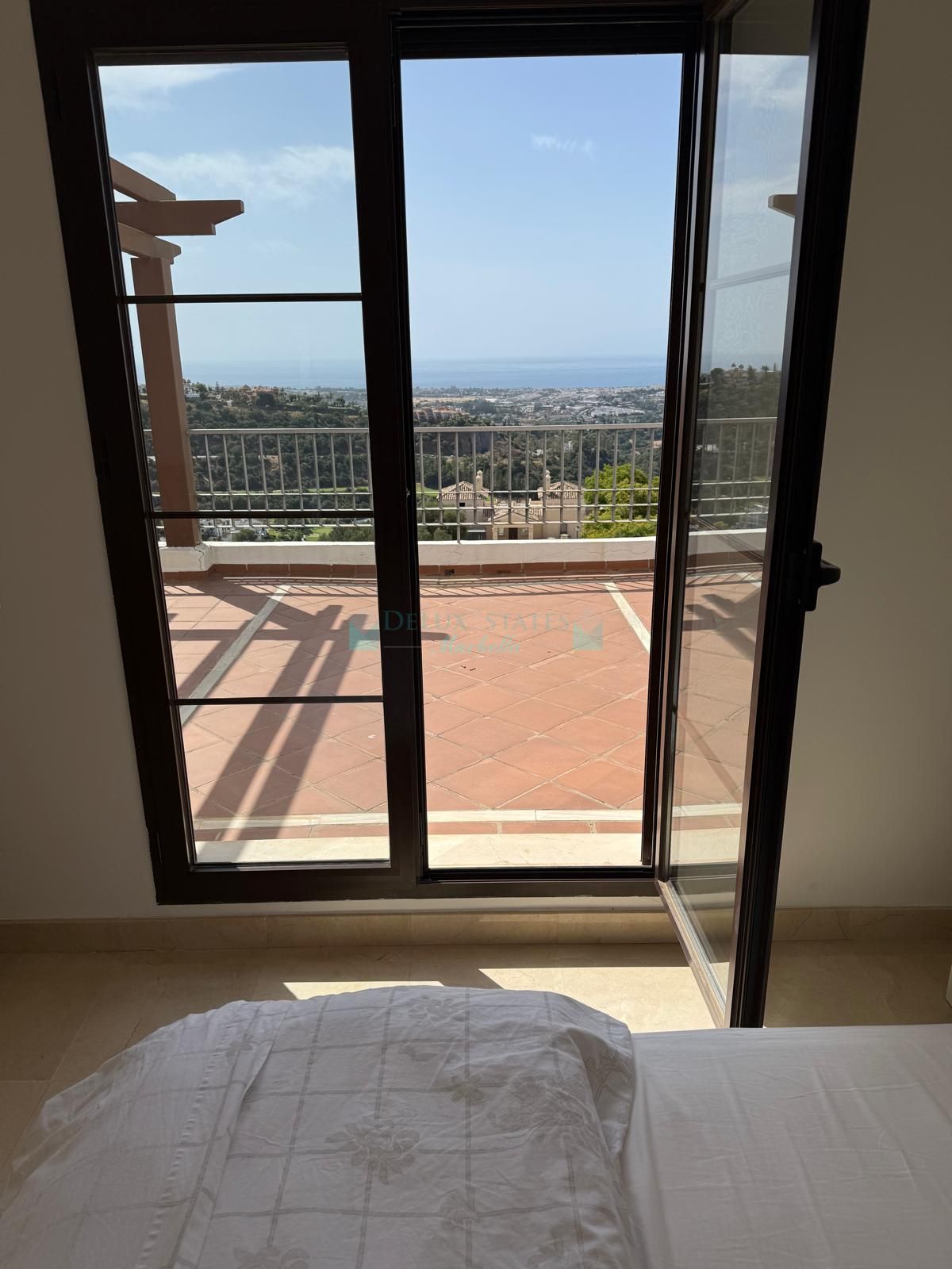 Penthouse for sale in Los Arqueros, Benahavis