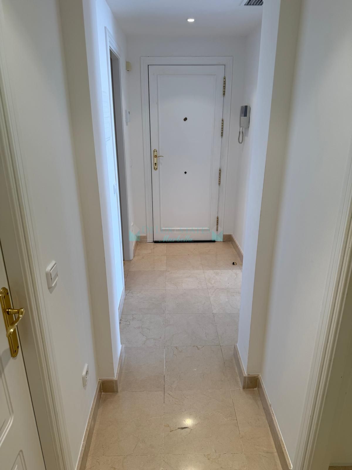 Penthouse for sale in Los Arqueros, Benahavis