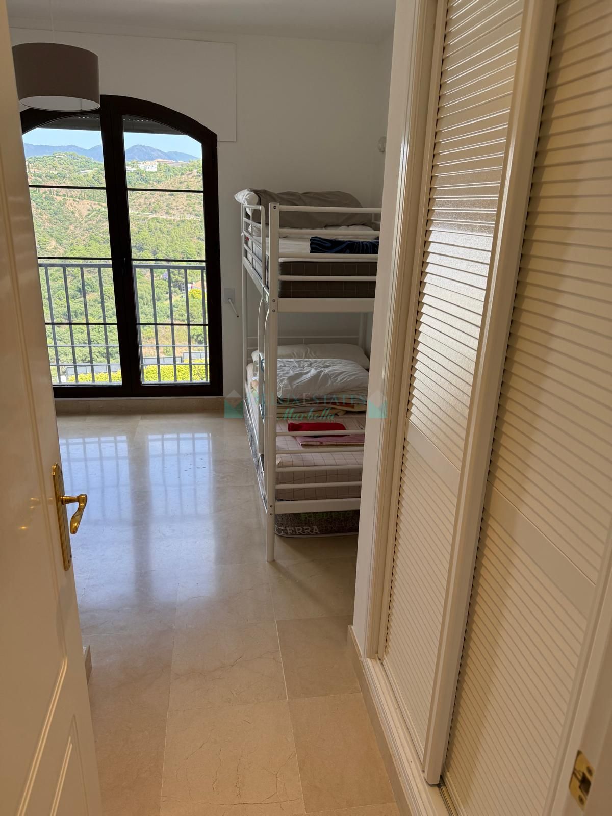Penthouse for sale in Los Arqueros, Benahavis