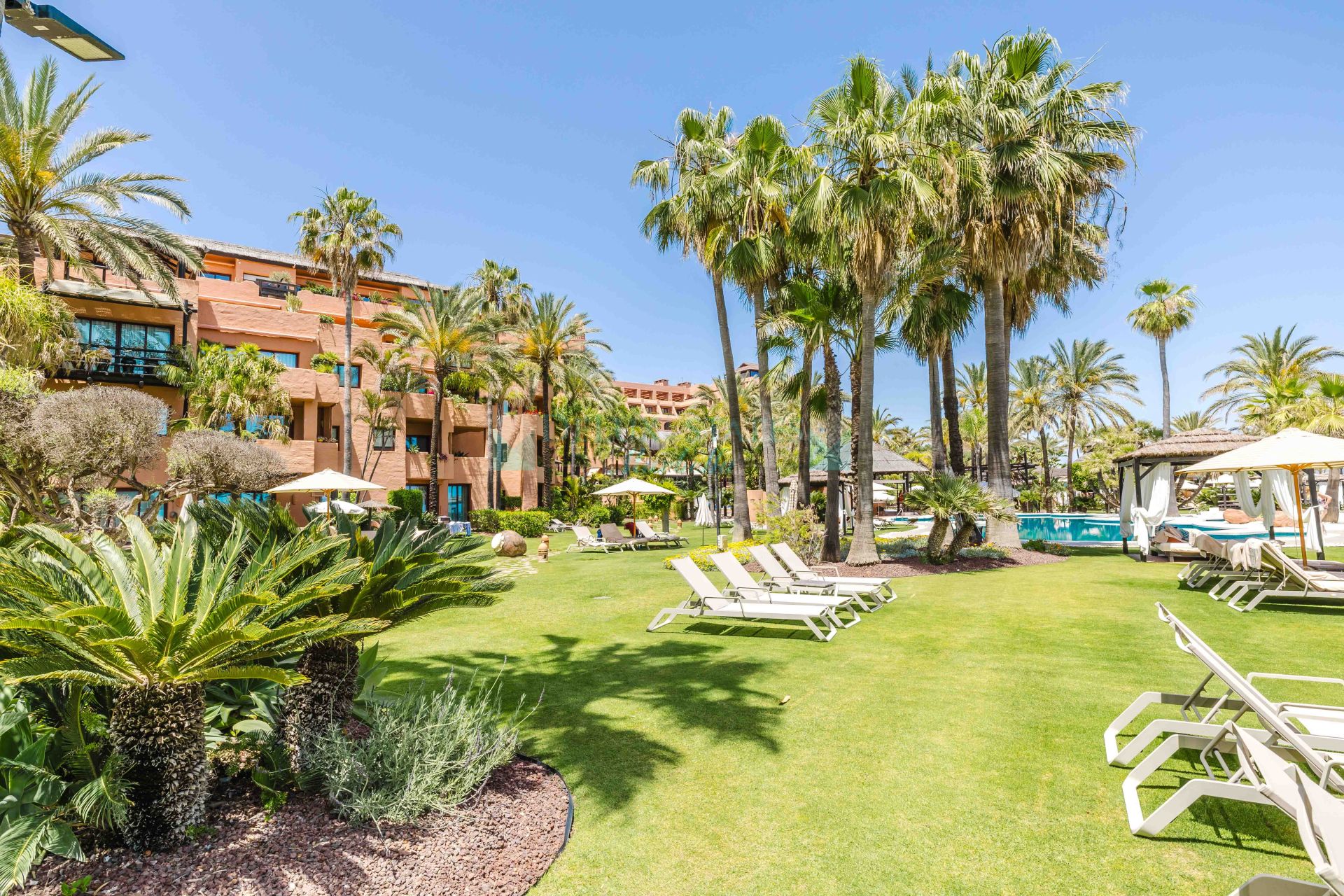 Apartment for sale in Beach Side New Golden Mile, Estepona