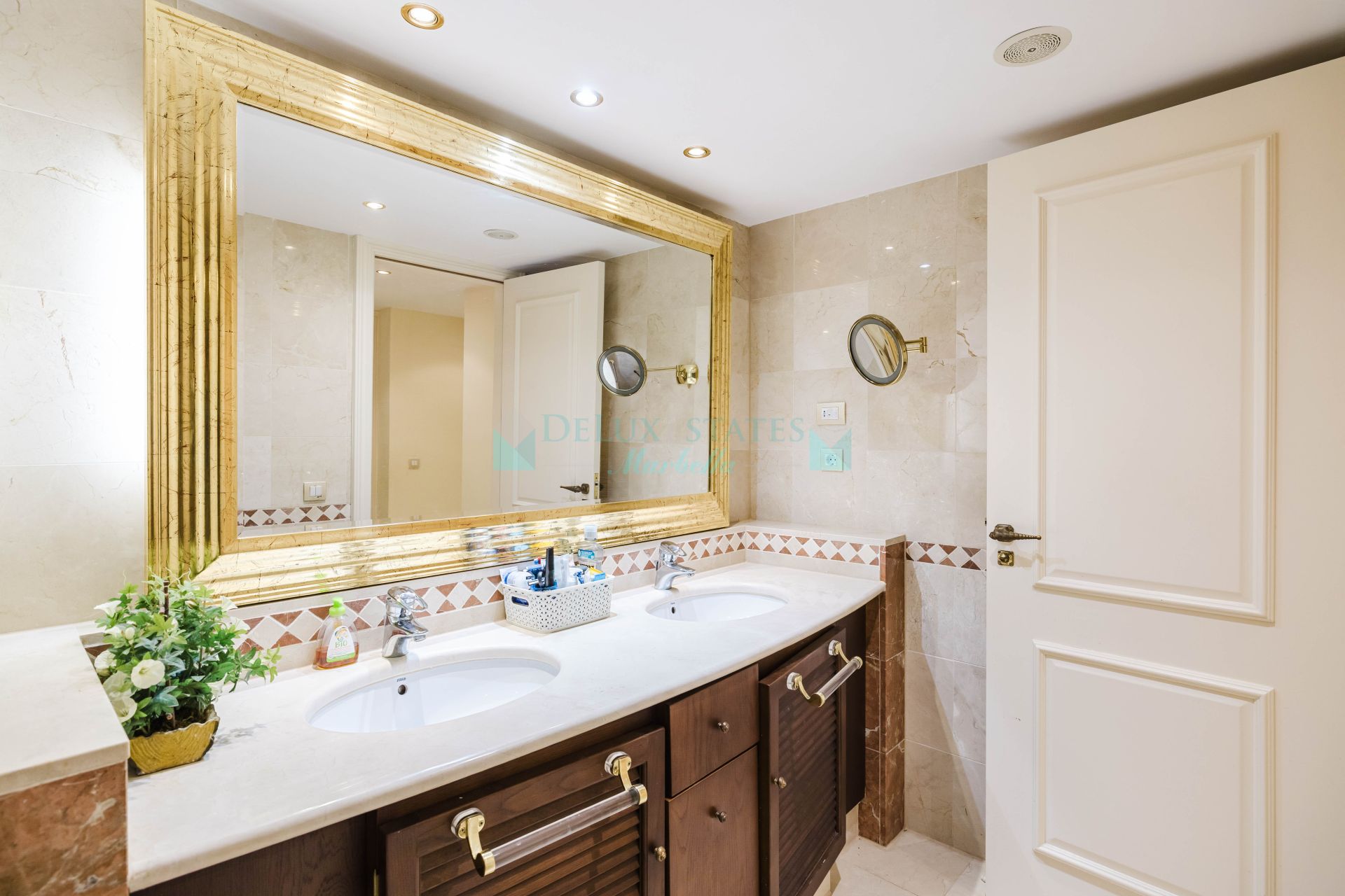Apartment for sale in Beach Side New Golden Mile, Estepona