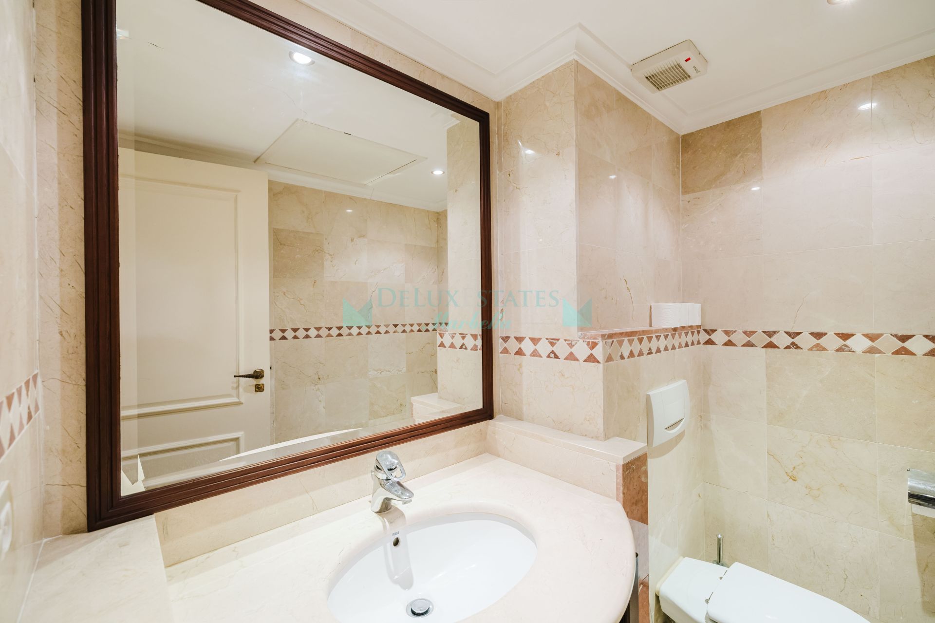 Apartment for sale in Beach Side New Golden Mile, Estepona