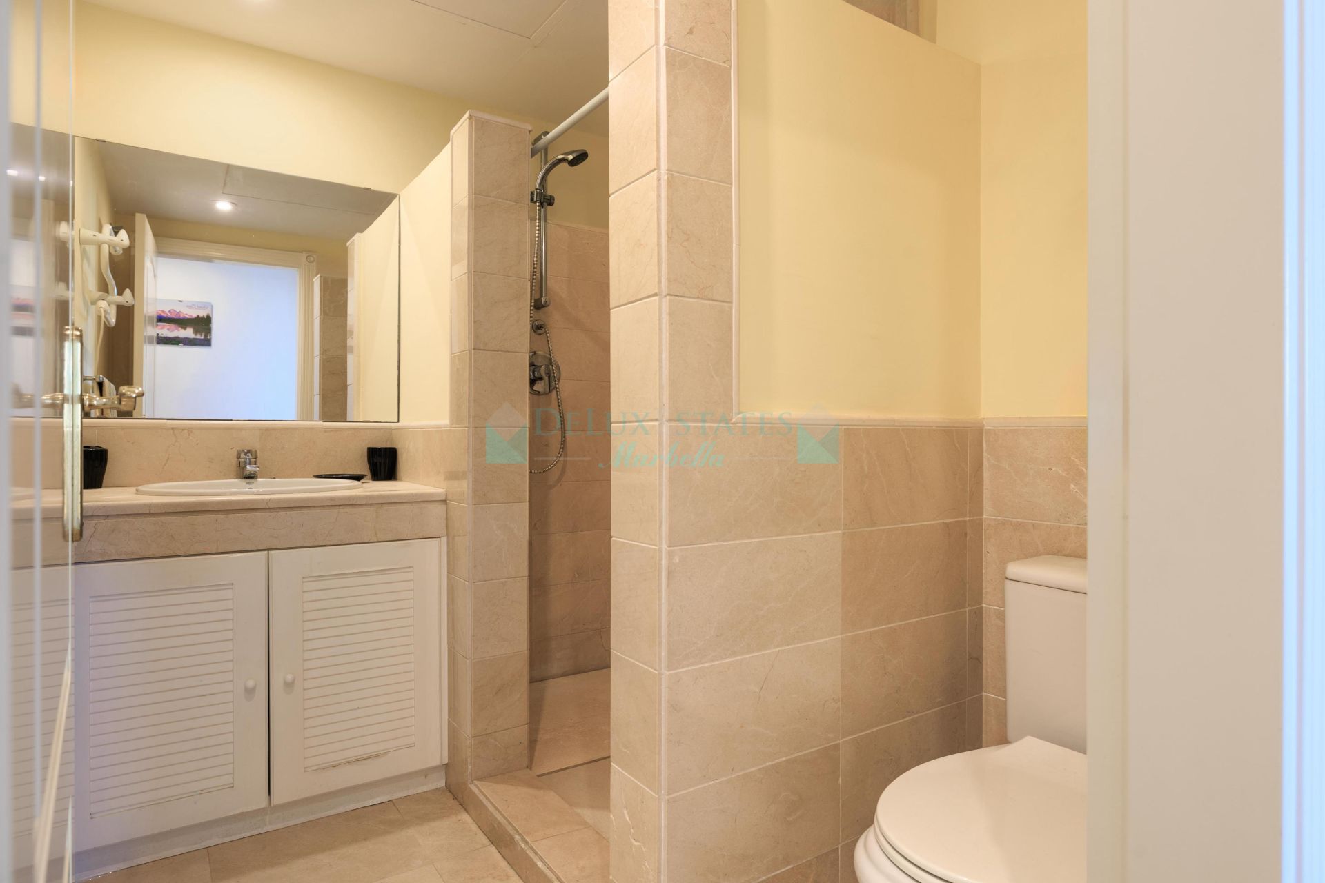 Apartamento Planta Baja en venta en Los Arqueros, Benahavis