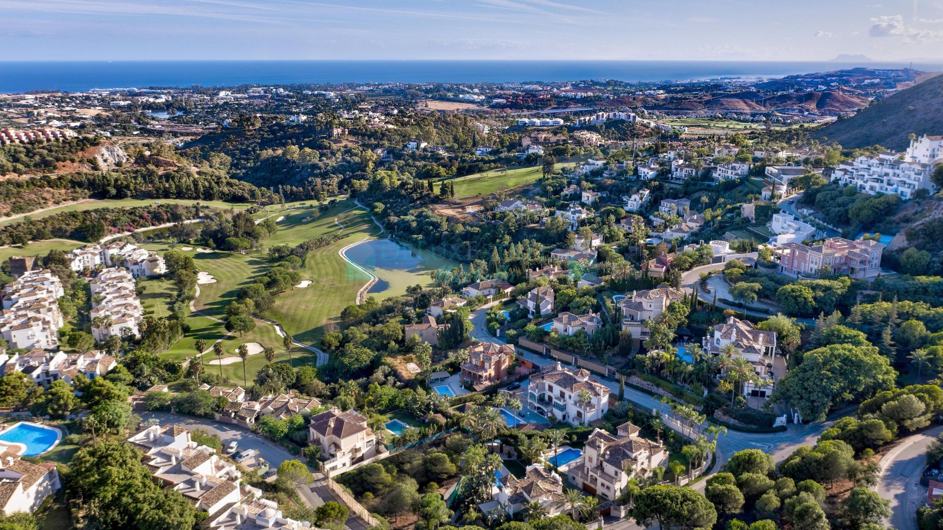 Apartamento Planta Baja en venta en Los Arqueros, Benahavis