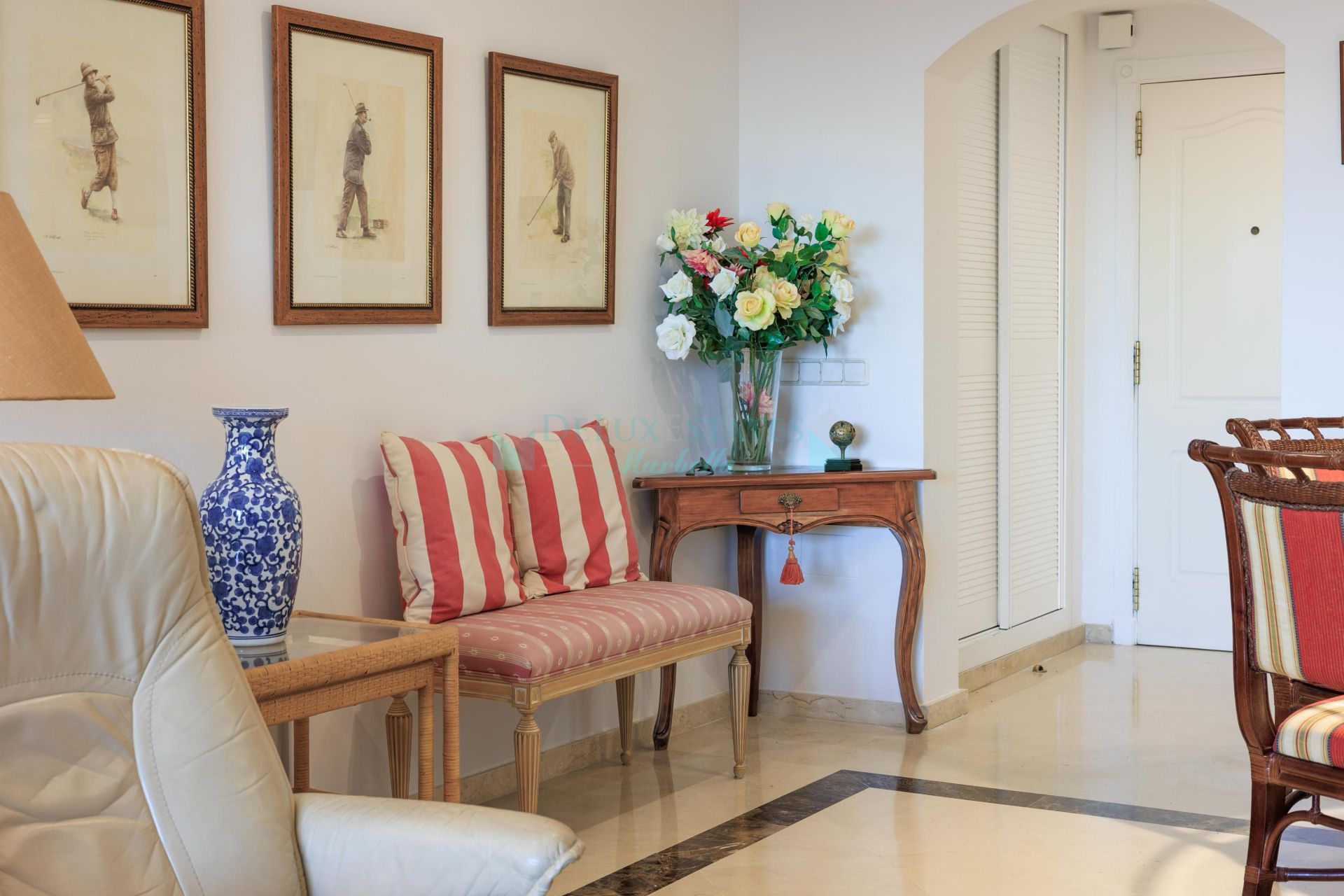 Apartamento Planta Baja en venta en Los Arqueros, Benahavis