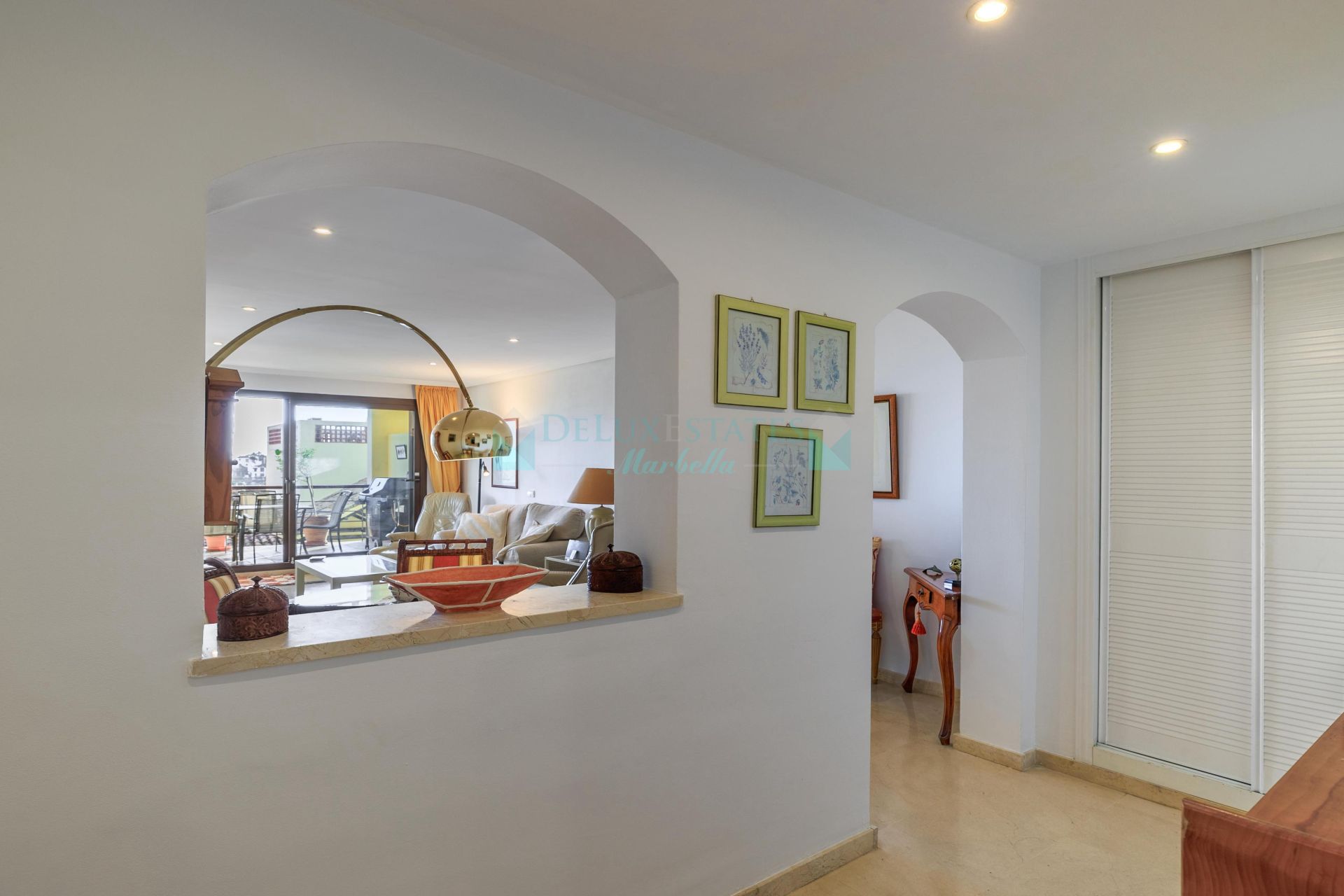 Apartamento Planta Baja en venta en Los Arqueros, Benahavis