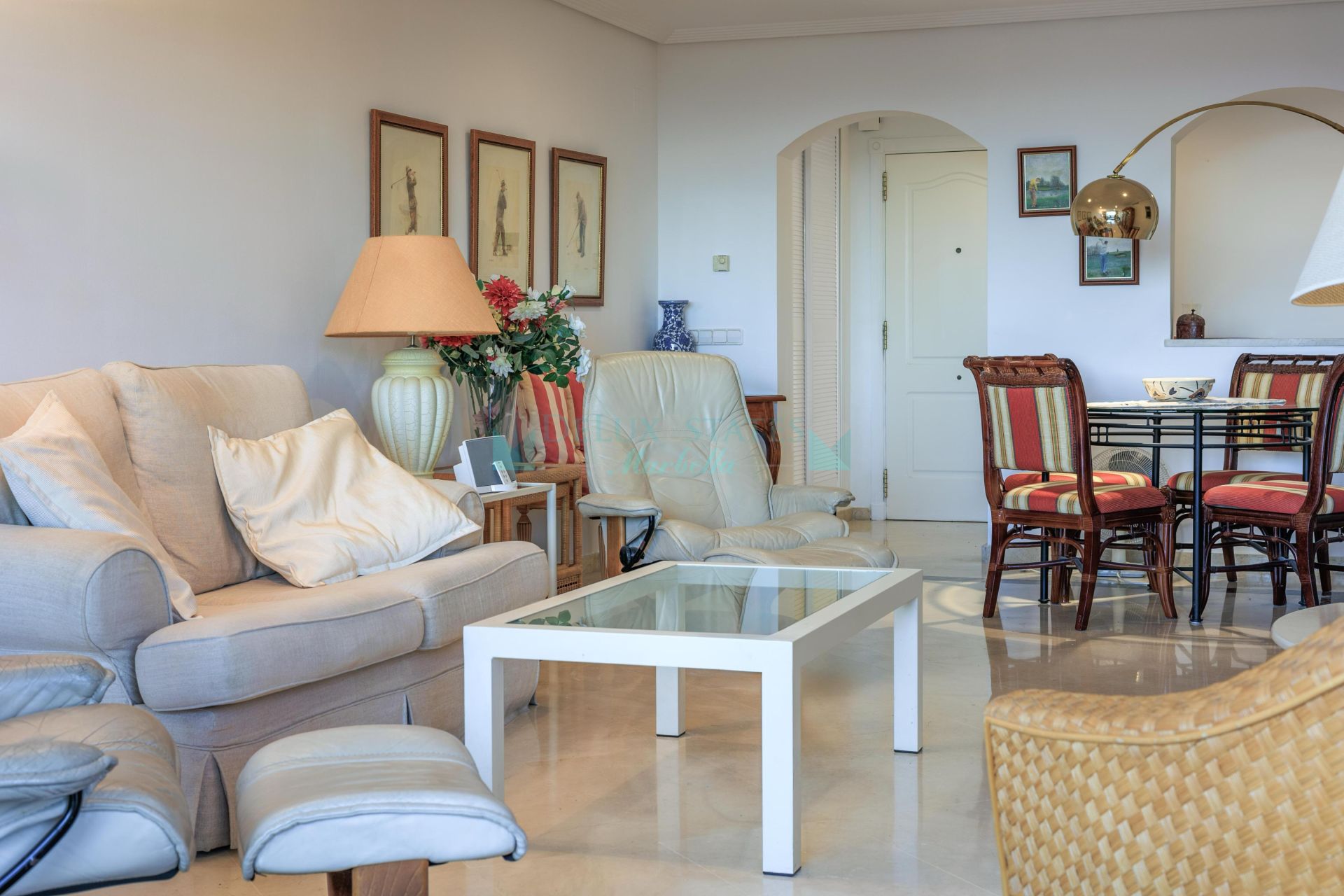 Apartamento Planta Baja en venta en Los Arqueros, Benahavis