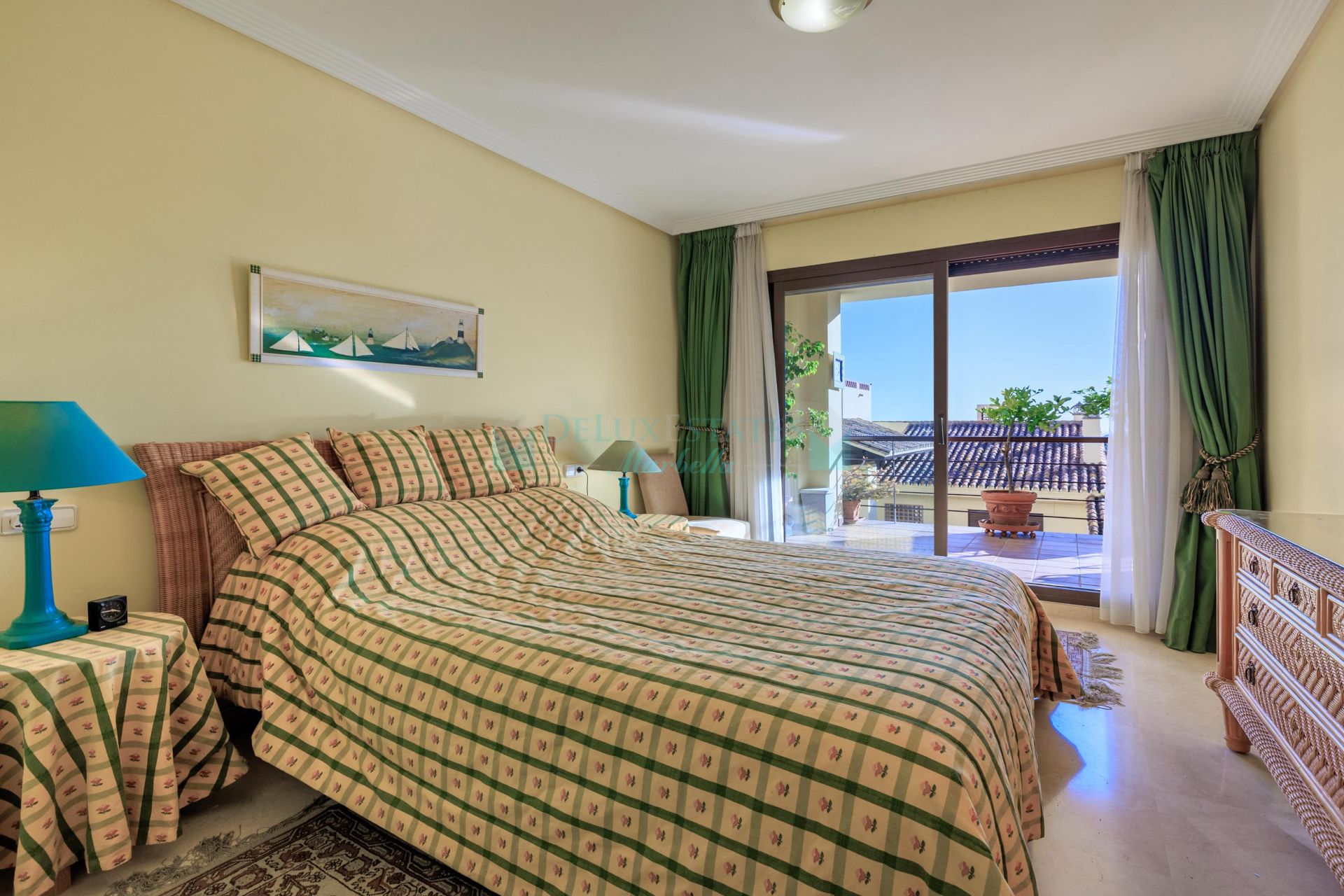 Apartamento Planta Baja en venta en Los Arqueros, Benahavis