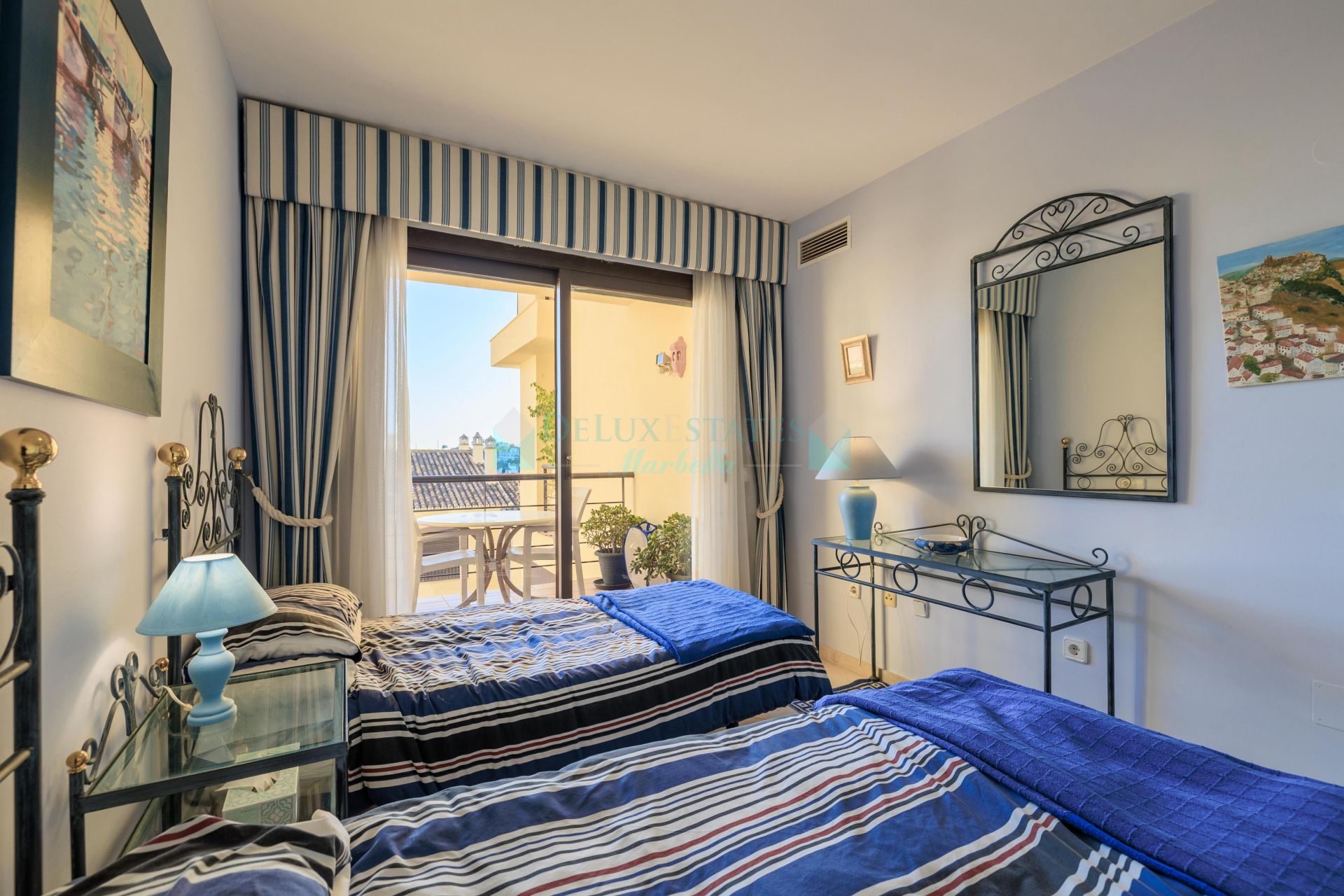 Apartamento Planta Baja en venta en Los Arqueros, Benahavis