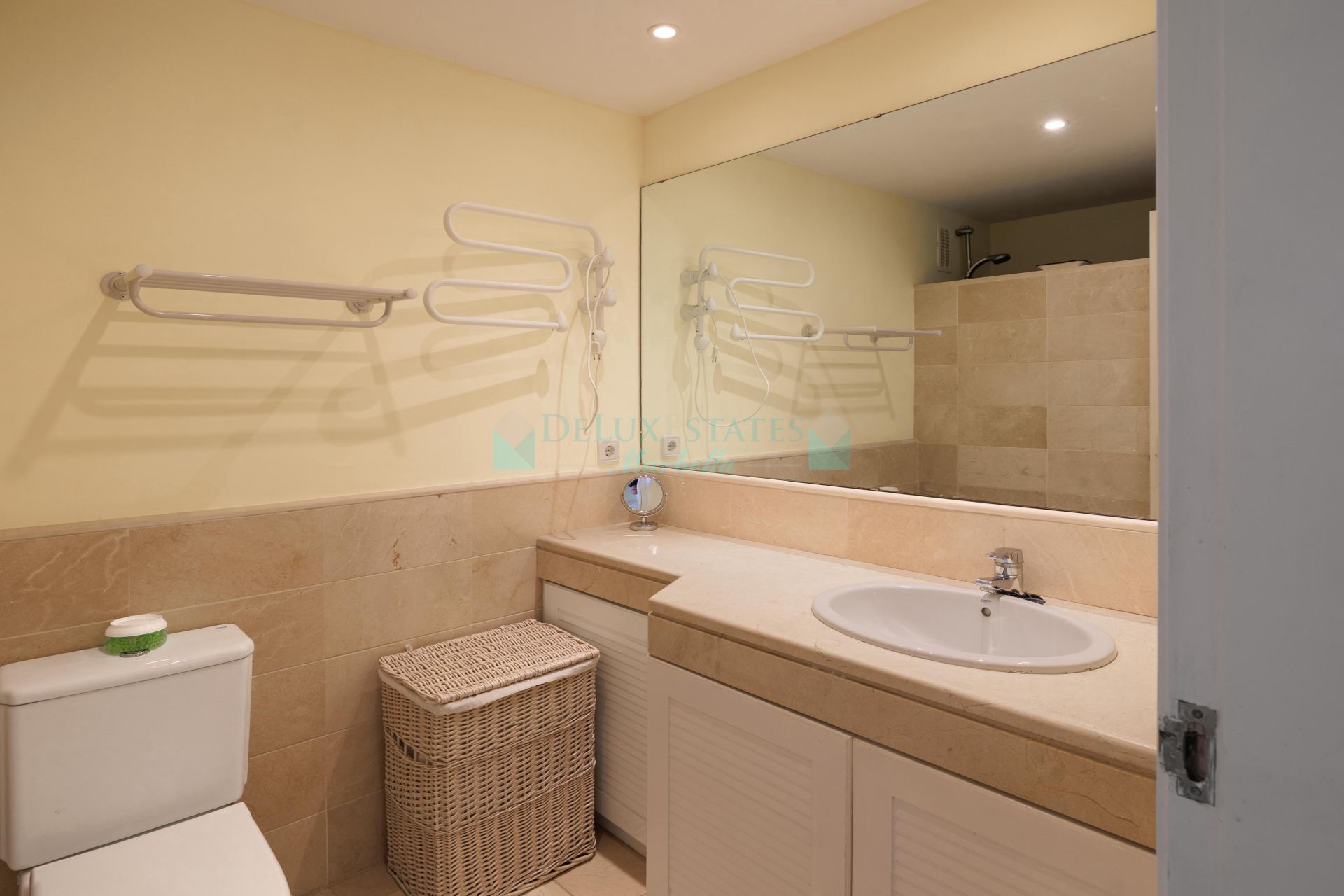 Apartamento Planta Baja en venta en Los Arqueros, Benahavis