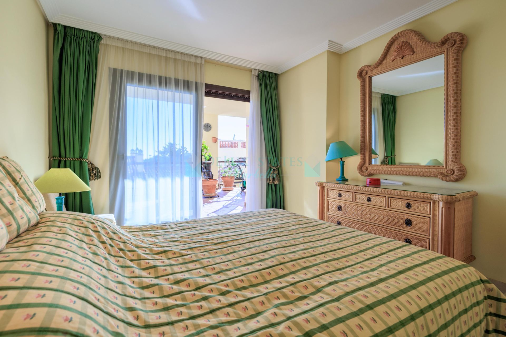 Apartamento Planta Baja en venta en Los Arqueros, Benahavis