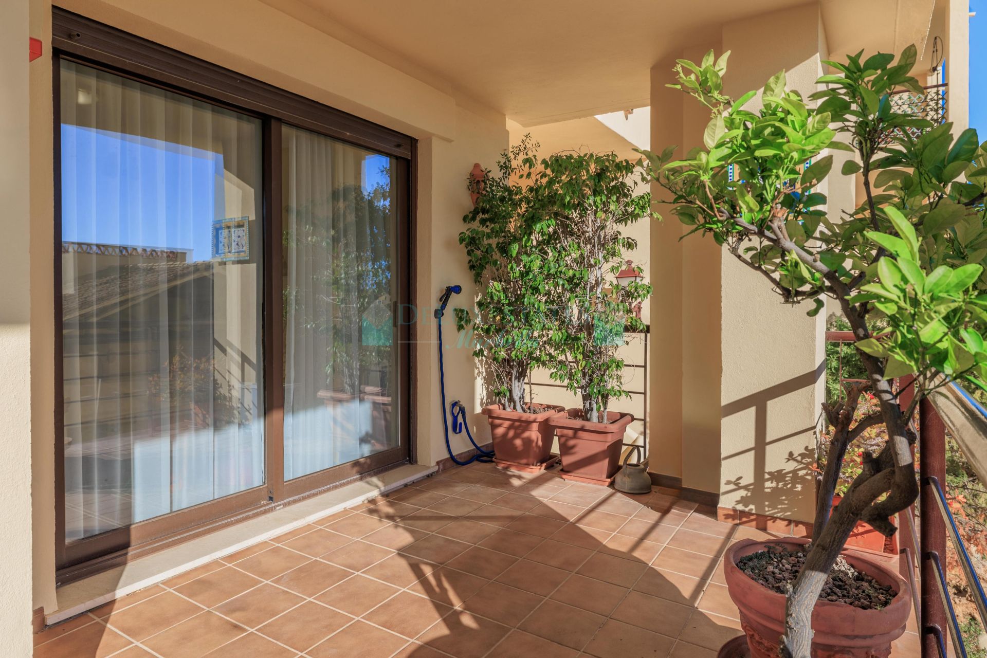 Apartamento Planta Baja en venta en Los Arqueros, Benahavis