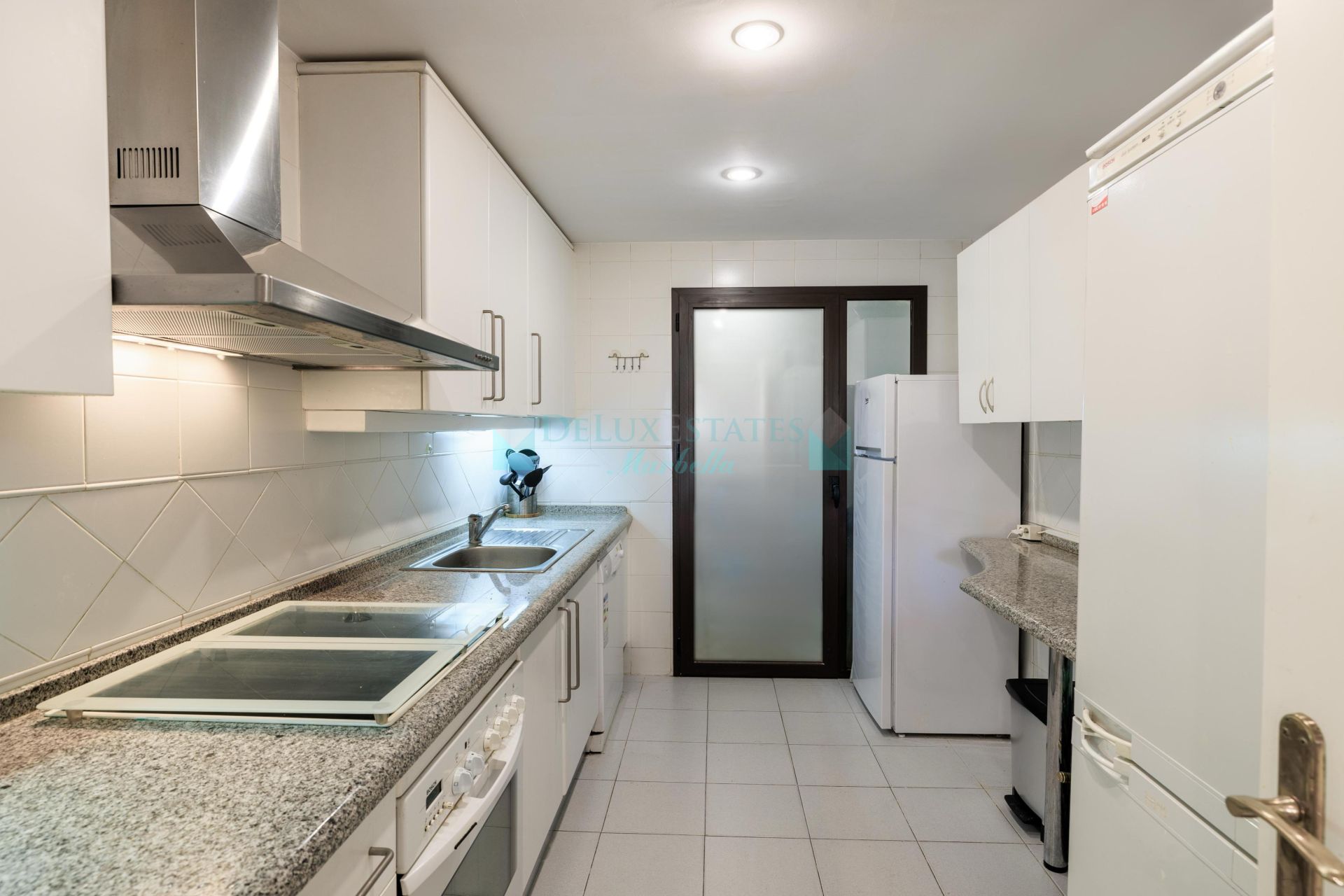 Apartamento Planta Baja en venta en Los Arqueros, Benahavis